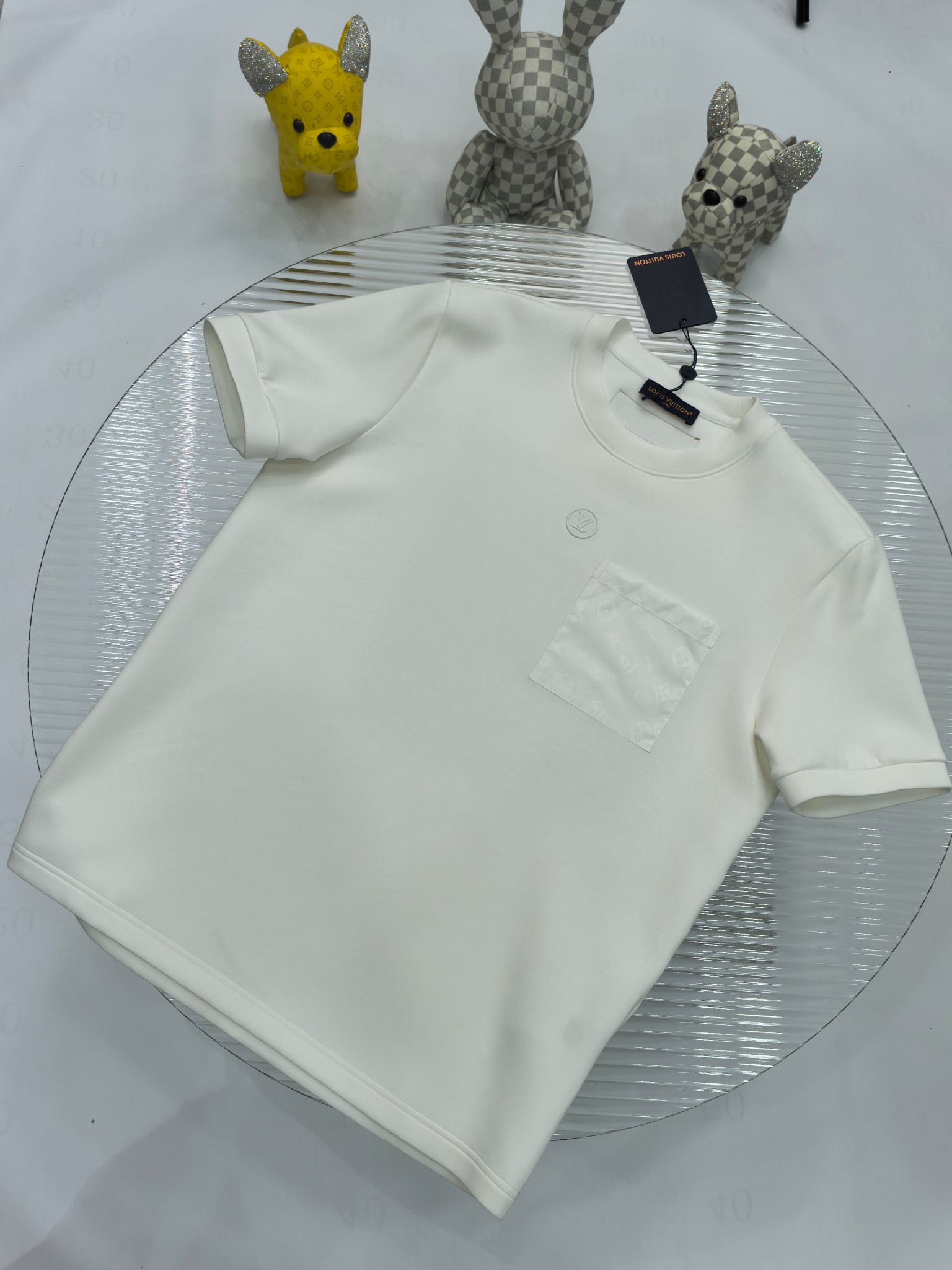 NO:512294,LV 2025 Autumn and Winter Round neck embroidered short-sleeved T-shirt base shirt Elemental Logo badge highlights the casual and fashionable charm, and is still unique in style. It is well equipped with a companion... Customer-supplied high-strength elastic knitted liquid ammonia air-layer fabric, flat and symmetrical knitted light and refreshing, soft and comfortable, and excellent breathability. Simple and unique charm. The straight-tailed version is more suitable for matching with various trendy and fashionable styles. It uses instrument embroidery, delicate and full texture, bringing a new experience for fashion sports and leisure. Color black white Size M-3XL FFF9,,louis vuitton,T-shirt,tees,t-shirt,alexander wang19860909LV 2025秋冬 圆领刺绣短袖T恤打底衫 元素性的Logo徽章凸显休闲时尚魅力,依然独领时尚风骚.内搭好伴侣… 客供高支弹力针织液氨空气层面料,平整匀称的针织轻薄清爽,柔软舒适,透气性极佳.简洁而富有独特魅力.直裁版型更为适合搭配各种潮流时尚造型. 采用器械刺绣,细腻饱满的质感突显,为时尚运动休闲带来全新体验. 颜色黑色 白色 尺码 M-3XL FFF9,,louis vuitton,T-shirt,tees，t-shirt,alexander wang,Men's clothing