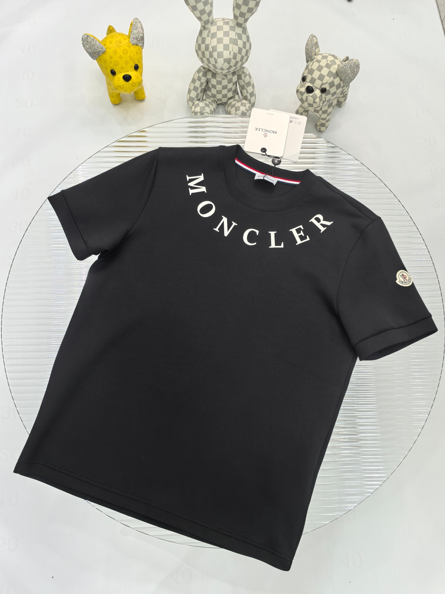 NO:512299,The 2025 Autumn and Winter 2025 round neck embroidered short-sleeved T-shirt base shirt. The elemental logo badge highlights the casual and fashionable charm, and is still unique in style. The inner layer is fitted with a companion... Customer-supplied high-strength elastic knitted liquid ammonia air-layer fabric, the flat and symmetrical knitted light and refreshing, soft and comfortable, and has excellent breathability. Simple and unique charm. The straight-tailed version is more suitable for matching with various trendy and fashionable styles. It uses instrument embroidery, and the delicate and full texture highlights, bringing a new experience for fashion sports and leisure. Color black white Size M-3XL FFF9,,Moncler,T-shirt,tees,t-shirt,alexander wang19860909蒙口 2025秋冬 圆领刺绣短袖T恤打底衫 元素性的Logo徽章凸显休闲时尚魅力,依然独领时尚风骚.内搭好伴侣… 客供高支弹力针织液氨空气层面料,平整匀称的针织轻薄清爽,柔软舒适,透气性极佳.简洁而富有独特魅力.直裁版型更为适合搭配各种潮流时尚造型. 采用器械刺绣,细腻饱满的质感突显,为时尚运动休闲带来全新体验. 颜色黑色 白色 尺码 M-3XL FFF9,,Moncler,T-shirt,tees，t-shirt,alexander wang,Men's clothing