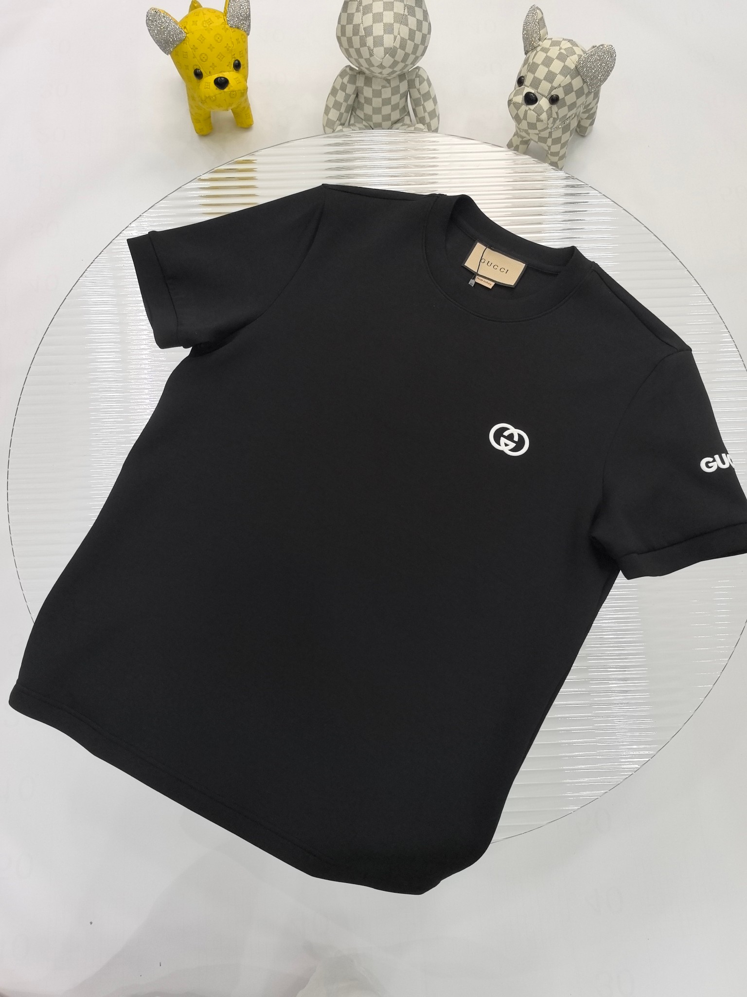 NO:512303,Gucci 2025 Autumn and Winter Round neck embroidered short-sleeved T-shirt base shirt Elemental Logo badge highlights the casual and fashionable charm, and is still unique in style. It is well equipped with a companion... Customer-supplied high-strength elastic knitted liquid ammonia air-layer fabric, flat and symmetrical knitted light and refreshing, soft and comfortable, and excellent breathability. Simple and unique charm. The straight-tailed version is more suitable for matching with various trendy and fashionable styles. It uses instrument embroidery, delicate and full texture, bringing a new experience for fashion sports and leisure. Color black white Size M-3XL FFF9,,gucci, T-shirt,tees, t-shirt,alexander wang19860909Gucci 2025秋冬 圆领刺绣短袖T恤打底衫 元素性的Logo徽章凸显休闲时尚魅力,依然独领时尚风骚.内搭好伴侣… 客供高支弹力针织液氨空气层面料,平整匀称的针织轻薄清爽,柔软舒适,透气性极佳.简洁而富有独特魅力.直裁版型更为适合搭配各种潮流时尚造型. 采用器械刺绣,细腻饱满的质感突显,为时尚运动休闲带来全新体验. 颜色黑色 白色 尺码 M-3XL FFF9,,gucci,T-shirt,tees，t-shirt,alexander wang,Men's clothing