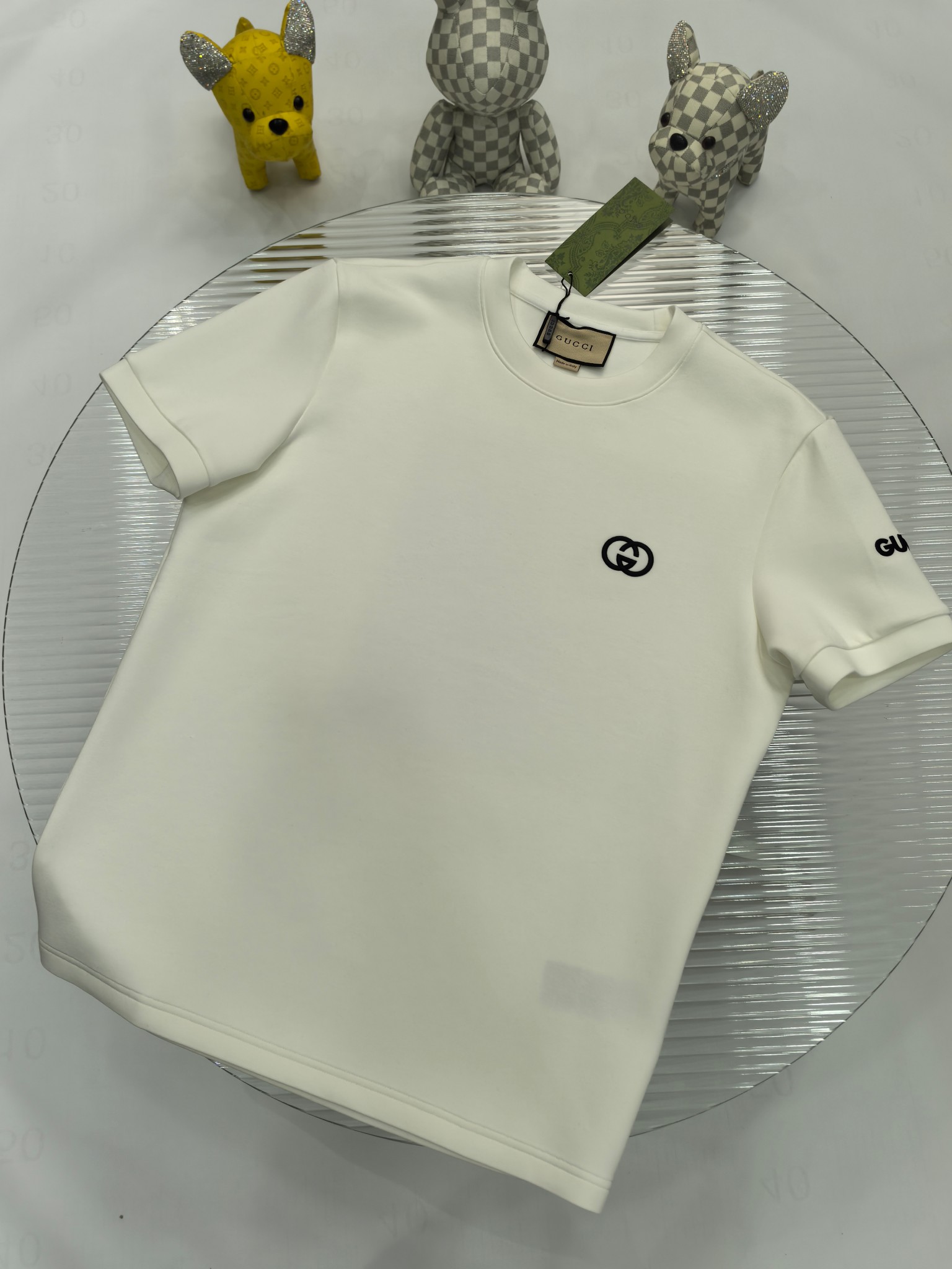 NO:512309,Gucci 2025 Autumn and Winter Round neck embroidered short-sleeved T-shirt base shirt Elemental Logo badge highlights the casual and fashionable charm, and is still unique in style. It is well equipped with a companion... Customer-supplied high-strength elastic knitted liquid ammonia air-layer fabric, flat and symmetrical knitted light and refreshing, soft and comfortable, and excellent breathability. Simple and unique charm. The straight-tailed version is more suitable for matching with various trendy and fashionable styles. It uses instrument embroidery, delicate and full texture, bringing a new experience for fashion sports and leisure. Color black white Size M-3XL FFF9,,gucci, T-shirt,tees, t-shirt,alexander wang19860909Gucci 2025秋冬 圆领刺绣短袖T恤打底衫 元素性的Logo徽章凸显休闲时尚魅力,依然独领时尚风骚.内搭好伴侣… 客供高支弹力针织液氨空气层面料,平整匀称的针织轻薄清爽,柔软舒适,透气性极佳.简洁而富有独特魅力.直裁版型更为适合搭配各种潮流时尚造型. 采用器械刺绣,细腻饱满的质感突显,为时尚运动休闲带来全新体验. 颜色黑色 白色 尺码 M-3XL FFF9,,gucci,T-shirt,tees，t-shirt,alexander wang,Men's clothing