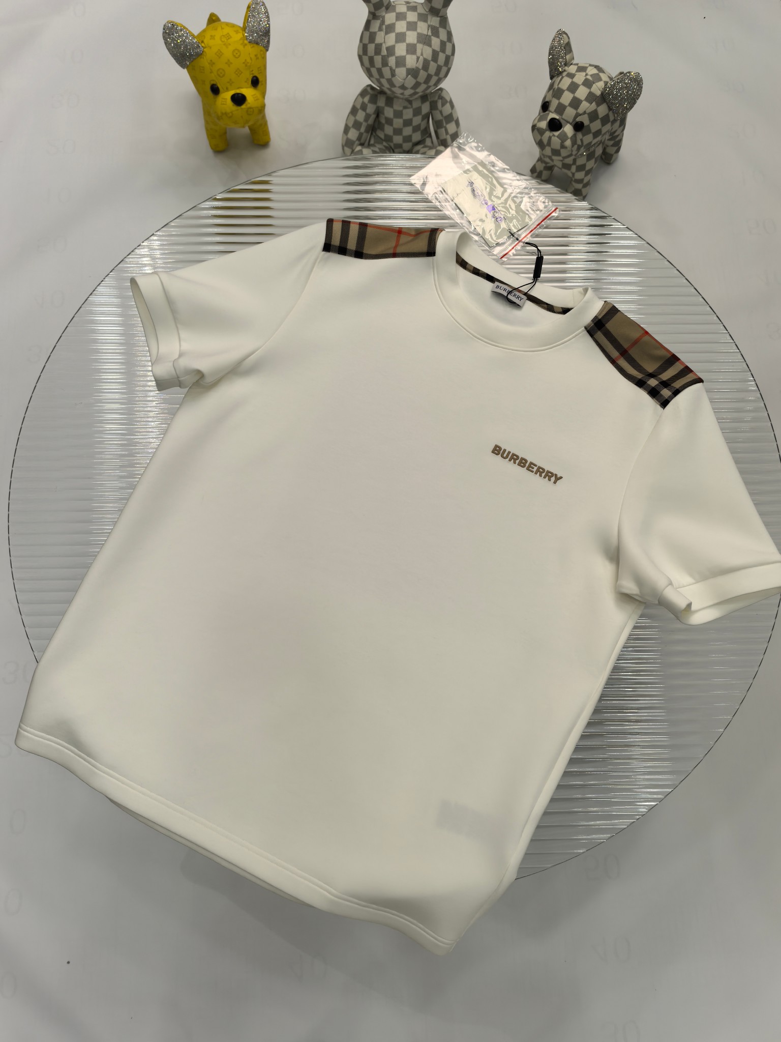 NO:512315,Burberry 2025 Autumn and Winter Round neck embroidered short-sleeved T-shirt base shirt Elemental Logo badge highlights the casual and fashionable charm, and is still unique in style. It is well equipped with a companion... Customer-supplied high-strength elastic knitted liquid ammonia air-layer fabric, flat and symmetrical knitted light and refreshing, soft and comfortable, and excellent breathability. Simple and unique charm. The straight-cut style is more suitable for matching with various trendy and fashionable styles. It uses instrument embroidery, delicate and full texture, bringing a new experience for fashion sports and leisure. Color black white Size M-3XL FFF9,,burberry,T-shirt,tees,t-shirt,alexander wang19860909巴宝莉 2025秋冬 圆领刺绣短袖T恤打底衫 元素性的Logo徽章凸显休闲时尚魅力,依然独领时尚风骚.内搭好伴侣… 客供高支弹力针织液氨空气层面料,平整匀称的针织轻薄清爽,柔软舒适,透气性极佳.简洁而富有独特魅力.直裁版型更为适合搭配各种潮流时尚造型. 采用器械刺绣,细腻饱满的质感突显,为时尚运动休闲带来全新体验. 颜色黑色 白色 尺码 M-3XL FFF9,,burberry,T-shirt,tees，t-shirt,alexander wang,Men's clothing
