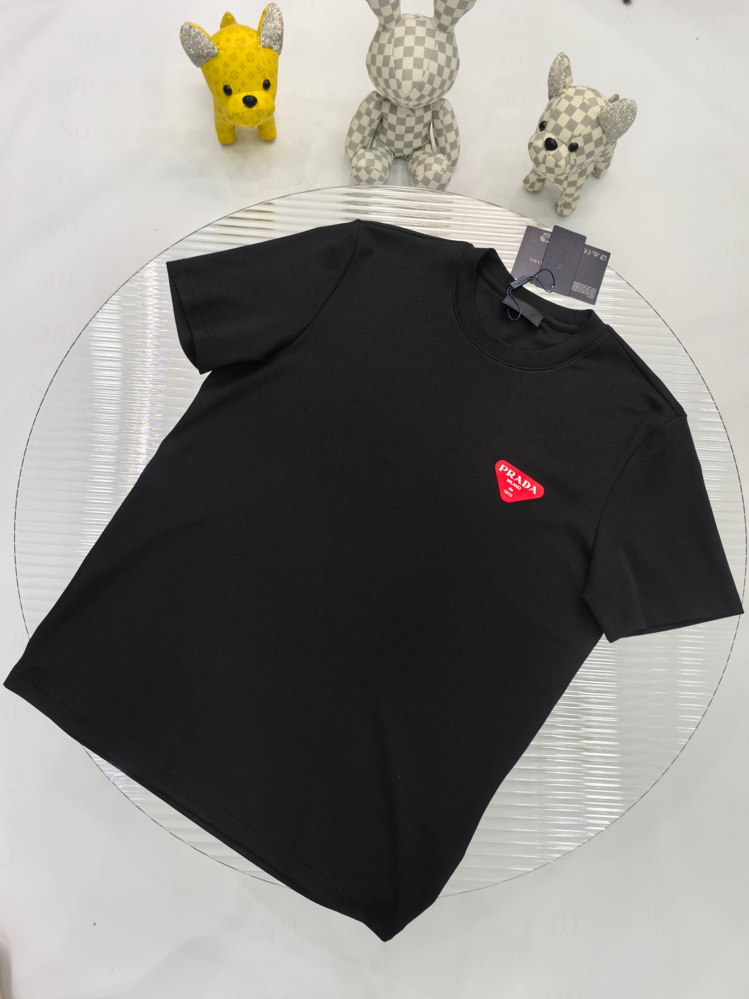 NO:512321,Prada 2025 Autumn and Winter Round neck embroidered short-sleeved T-shirt base shirt Elemental Logo badge highlights the casual and fashionable charm, and is still unique in style. It is well equipped with a companion... Customer-supplied high-strength elastic knitted liquid ammonia air-layer fabric, flat and symmetrical knitted light and refreshing, soft and comfortable, and excellent breathability. Simple and unique charm. The straight-cut style is more suitable for matching with various trendy and fashionable styles. It uses instrument embroidery, delicate and full texture, bringing a new experience for fashion sports and leisure. Color black white Size M-3XL FFF9,,prada,T-shirt,tees,t-shirt,alexander wang19860909普拉达 2025秋冬 圆领刺绣短袖T恤打底衫 元素性的Logo徽章凸显休闲时尚魅力,依然独领时尚风骚.内搭好伴侣… 客供高支弹力针织液氨空气层面料,平整匀称的针织轻薄清爽,柔软舒适,透气性极佳.简洁而富有独特魅力.直裁版型更为适合搭配各种潮流时尚造型. 采用器械刺绣,细腻饱满的质感突显,为时尚运动休闲带来全新体验. 颜色黑色 白色 尺码 M-3XL FFF9,,prada,T-shirt,tees，t-shirt,alexander wang,Men's clothing