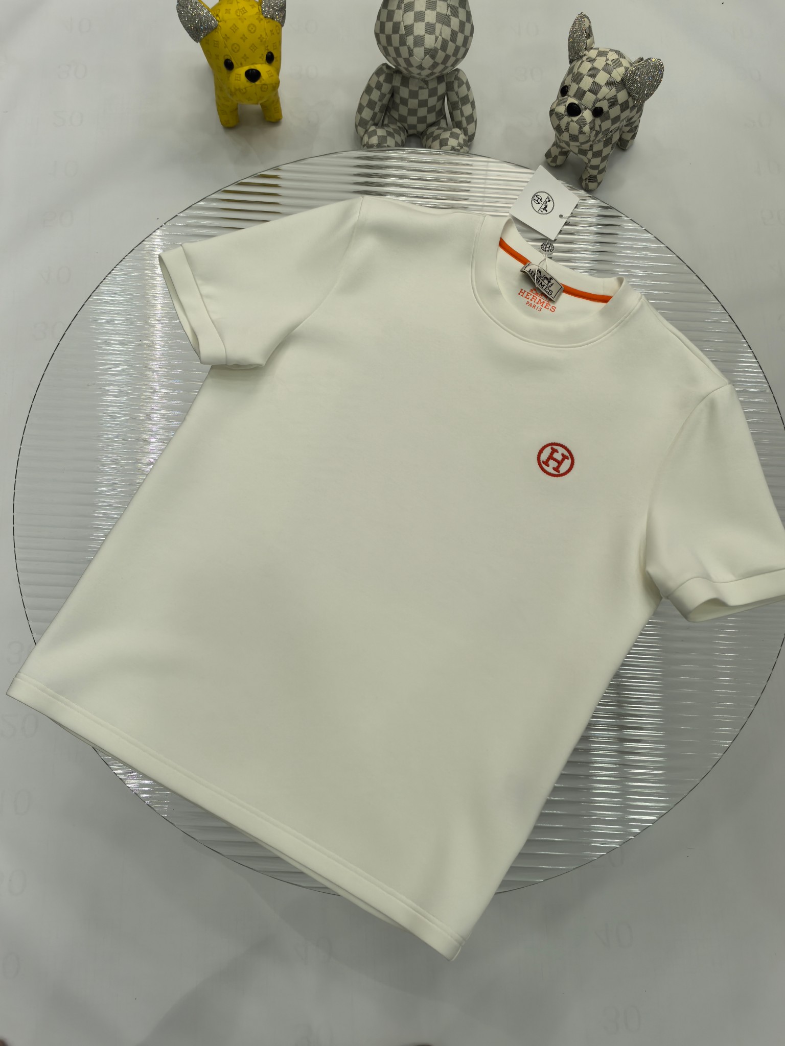 NO:512276,Hermes 2025 Autumn and Winter Round neck embroidered short-sleeved T-shirt base shirt Elemental Logo badge highlights the casual and fashionable charm, and is still unique in style. It is well equipped with a companion... Customer-supplied high-strength elastic knitted liquid ammonia air-layer fabric, flat and symmetrical knitted light and refreshing, soft and comfortable, and excellent breathability. Simple and unique charm. The straight-cut style is more suitable for matching with various trendy and fashionable styles. It uses instrument embroidery, delicate and full texture, bringing a new experience for fashion sports and leisure. Color black white Size M-3XL FFF9,,hermes,T-shirt,tees,t-shirt,alexander wang19860909爱马仕 2025秋冬 圆领刺绣短袖T恤打底衫 元素性的Logo徽章凸显休闲时尚魅力,依然独领时尚风骚.内搭好伴侣… 客供高支弹力针织液氨空气层面料,平整匀称的针织轻薄清爽,柔软舒适,透气性极佳.简洁而富有独特魅力.直裁版型更为适合搭配各种潮流时尚造型. 采用器械刺绣,细腻饱满的质感突显,为时尚运动休闲带来全新体验. 颜色黑色 白色 尺码 M-3XL FFF9,,hermes,T-shirt,tees，t-shirt,alexander wang,Men's clothing