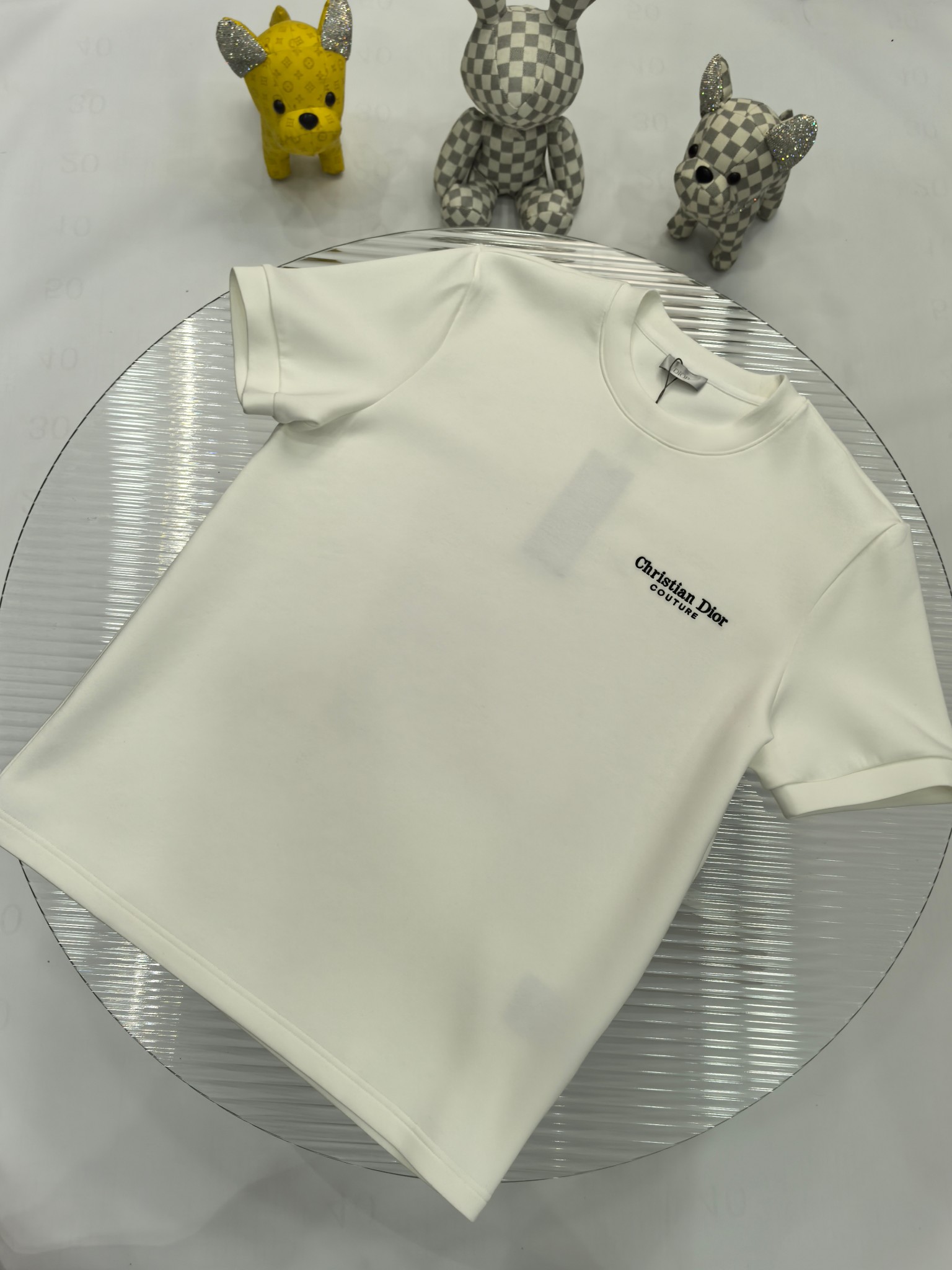 NO:512285,Dior 2025 Autumn and Winter 2025 round neck embroidered short-sleeved T-shirt base shirt Elemental Logo badge highlights the casual and fashionable charm, and still has a unique style. It is well equipped with a companion... Customer-supplied high-strength elastic knitted liquid ammonia air-layer fabric, flat and symmetrical knitted light and refreshing, soft and comfortable, and excellent breathability. Simple and unique charm. The straight-cut style is more suitable for matching with various trendy and fashionable styles. It uses instrument embroidery, delicate and full texture, bringing a new experience for fashion sports and leisure. Color black white Size M-3XL FFF9,,dior,T-shirt,tees,t-shirt,alexander wang19860909Dior 2025秋冬 圆领刺绣短袖T恤打底衫 元素性的Logo徽章凸显休闲时尚魅力,依然独领时尚风骚.内搭好伴侣… 客供高支弹力针织液氨空气层面料,平整匀称的针织轻薄清爽,柔软舒适,透气性极佳.简洁而富有独特魅力.直裁版型更为适合搭配各种潮流时尚造型. 采用器械刺绣,细腻饱满的质感突显,为时尚运动休闲带来全新体验. 颜色黑色 白色 尺码 M-3XL FFF9,,dior,T-shirt,tees，t-shirt,alexander wang,Men's clothing