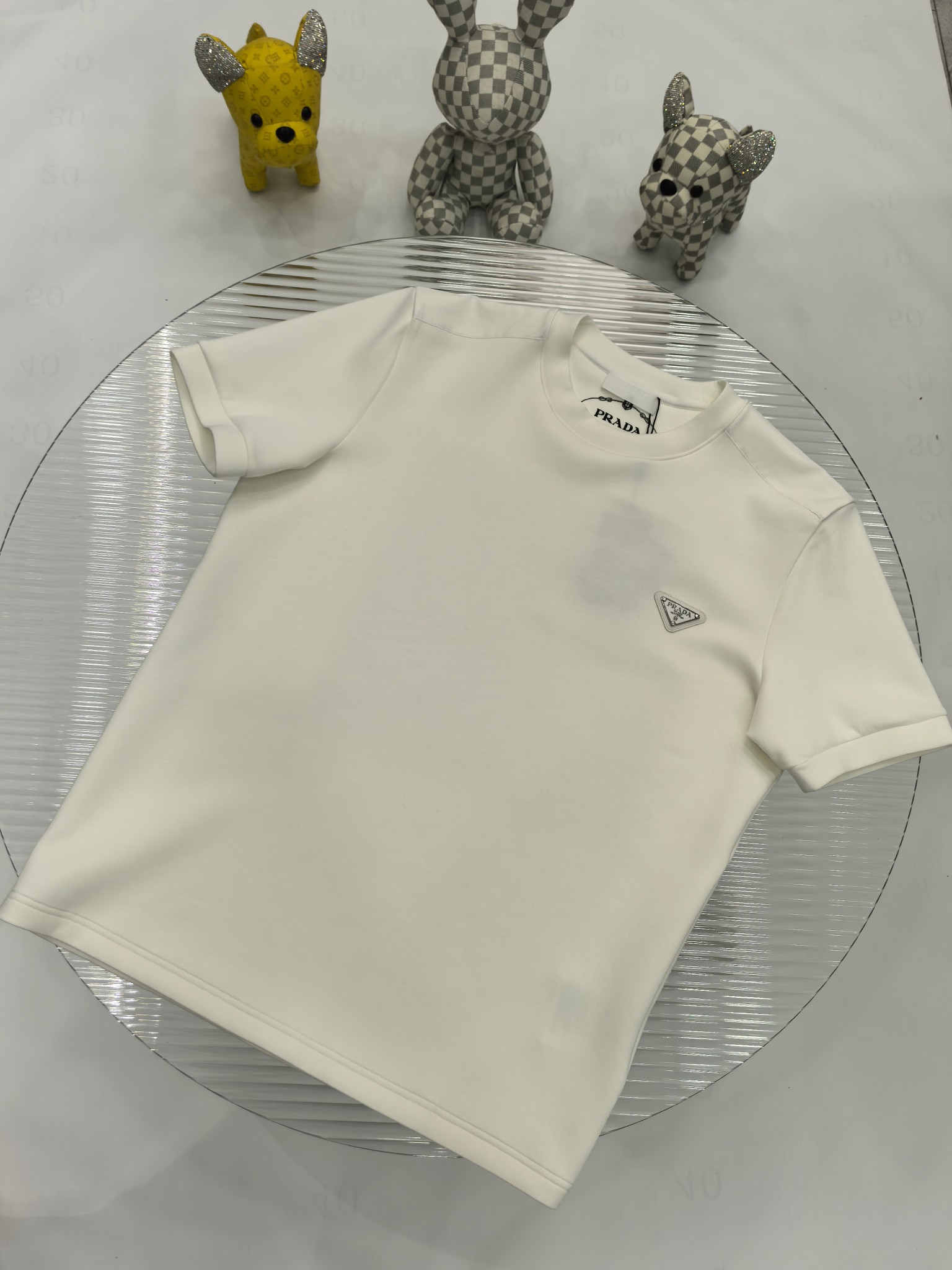 NO:512290,Prada 2025 Autumn and Winter Round neck embroidered short-sleeved T-shirt base shirt Elemental Logo badge highlights the casual and fashionable charm, and is still unique in style. It is well equipped with a companion... Customer-supplied high-strength elastic knitted liquid ammonia air-layer fabric, flat and symmetrical knitted light and refreshing, soft and comfortable, and excellent breathability. Simple and unique charm. The straight-cut style is more suitable for matching with various trendy and fashionable styles. It uses instrument embroidery, delicate and full texture, bringing a new experience for fashion sports and leisure. Color black white Size M-3XL FFF9,,prada,T-shirt,tees,t-shirt,alexander wang19860909普拉达 2025秋冬 圆领刺绣短袖T恤打底衫 元素性的Logo徽章凸显休闲时尚魅力,依然独领时尚风骚.内搭好伴侣… 客供高支弹力针织液氨空气层面料,平整匀称的针织轻薄清爽,柔软舒适,透气性极佳.简洁而富有独特魅力.直裁版型更为适合搭配各种潮流时尚造型. 采用器械刺绣,细腻饱满的质感突显,为时尚运动休闲带来全新体验. 颜色黑色 白色 尺码 M-3XL FFF9,,prada,T-shirt,tees，t-shirt,alexander wang,Men's clothing