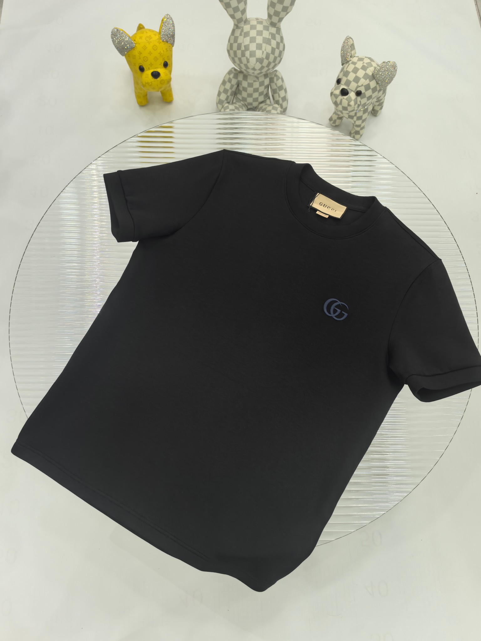 NO:512295,Gucci 2025 Autumn and Winter Round neck embroidered short-sleeved T-shirt base shirt Elemental Logo badge highlights the casual and fashionable charm, and is still unique in style. It is well equipped with a companion... Customer-supplied high-strength elastic knitted liquid ammonia air-layer fabric, flat and symmetrical knitted light and refreshing, soft and comfortable, and excellent breathability. Simple and unique charm. The straight-tailed version is more suitable for matching with various trendy and fashionable styles. It uses instrument embroidery, delicate and full texture, bringing a new experience for fashion sports and leisure. Color black white Size M-3XL FFF9,,gucci, T-shirt,tees, t-shirt,alexander wang19860909Gucci 2025秋冬 圆领刺绣短袖T恤打底衫 元素性的Logo徽章凸显休闲时尚魅力,依然独领时尚风骚.内搭好伴侣… 客供高支弹力针织液氨空气层面料,平整匀称的针织轻薄清爽,柔软舒适,透气性极佳.简洁而富有独特魅力.直裁版型更为适合搭配各种潮流时尚造型. 采用器械刺绣,细腻饱满的质感突显,为时尚运动休闲带来全新体验. 颜色黑色 白色 尺码 M-3XL FFF9,,gucci,T-shirt,tees，t-shirt,alexander wang,Men's clothing