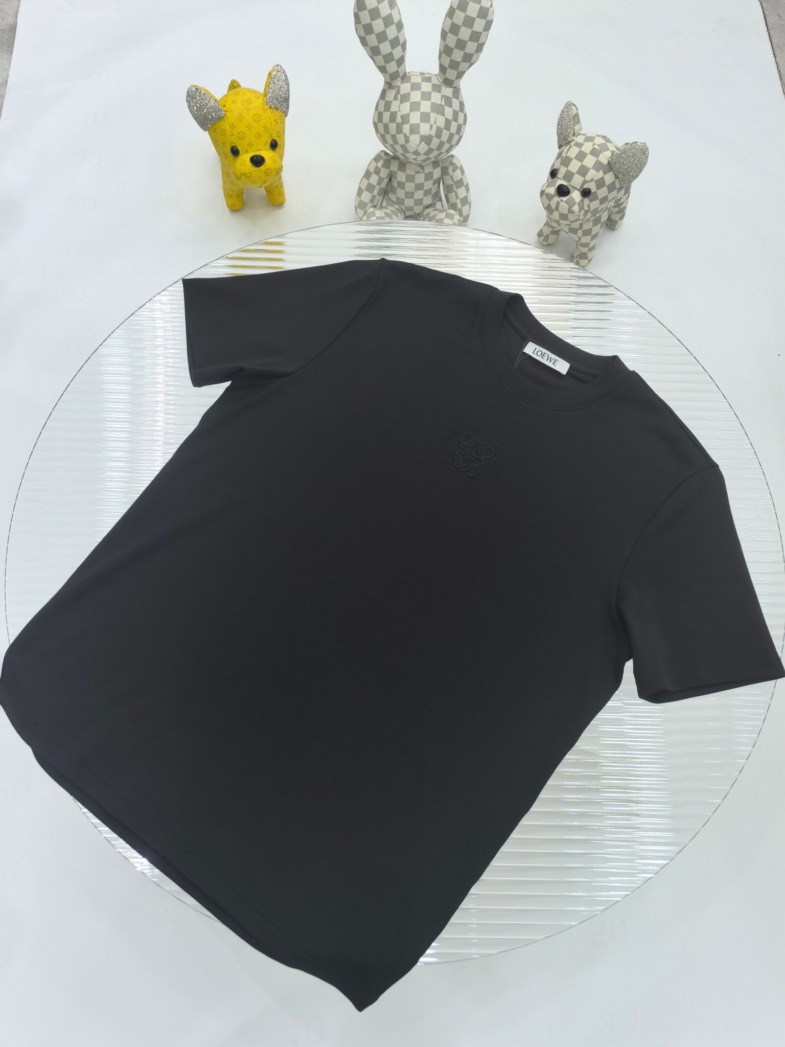 NO:512300,Luo Yiwei 2025 Autumn and Winter Round neck embroidered short-sleeved T-shirt base shirt Elemental Logo badge highlights the casual and fashionable charm, and is still unique in style. It is well equipped with a companion... Customer-supplied high-strength elastic knitted liquid ammonia air-layer fabric, flat and symmetrical knitted light and refreshing, soft and comfortable, and excellent breathability. Simple and unique charm. The straight-tailed version is more suitable for matching with various trendy and fashionable styles. It uses instrument embroidery, delicate and full texture, bringing a new experience for fashion sports and leisure. Color black white Size M-3XL FFF9,,loewe,T-shirt,tees,t-shirt,alexander wang19860909罗意威 2025秋冬 圆领刺绣短袖T恤打底衫 元素性的Logo徽章凸显休闲时尚魅力,依然独领时尚风骚.内搭好伴侣… 客供高支弹力针织液氨空气层面料,平整匀称的针织轻薄清爽,柔软舒适,透气性极佳.简洁而富有独特魅力.直裁版型更为适合搭配各种潮流时尚造型. 采用器械刺绣,细腻饱满的质感突显,为时尚运动休闲带来全新体验. 颜色黑色 白色 尺码 M-3XL FFF9,,loewe,T-shirt,tees，t-shirt,alexander wang,Men's clothing