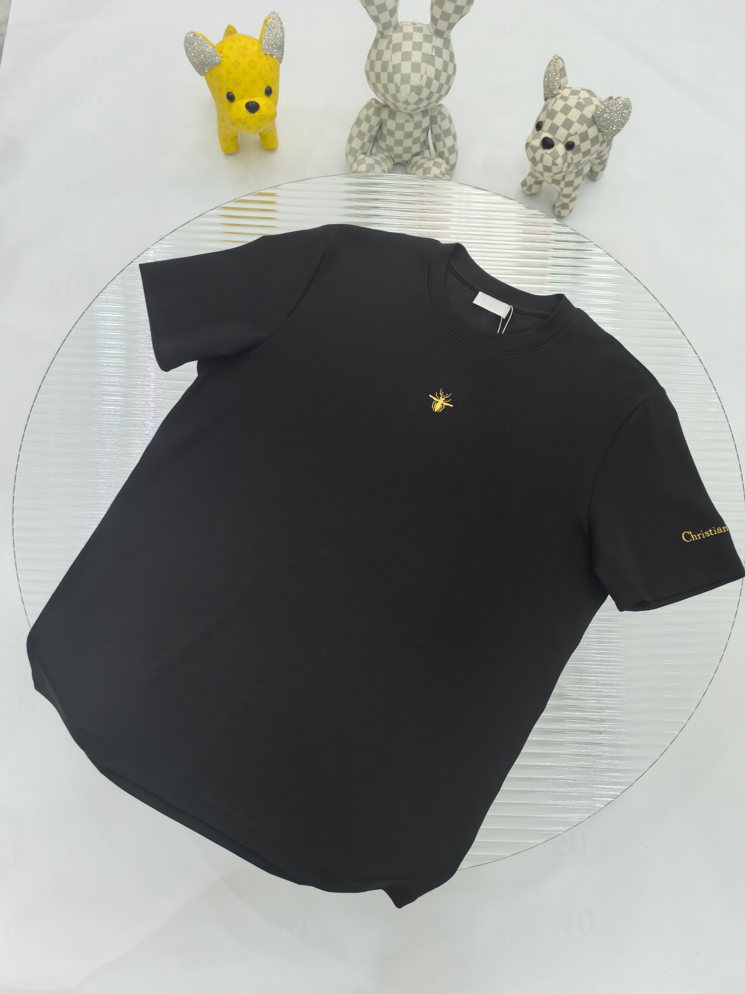 NO:512304,Dior 2025 Autumn and Winter 2025 round neck embroidered short-sleeved T-shirt base shirt Elemental Logo badge highlights the casual and fashionable charm, and still has a unique style. It is well equipped with a companion... Customer-supplied high-strength elastic knitted liquid ammonia air-layer fabric, flat and symmetrical knitted light and refreshing, soft and comfortable, and excellent breathability. Simple and unique charm. The straight-cut style is more suitable for matching with various trendy and fashionable styles. It uses instrument embroidery, delicate and full texture, bringing a new experience for fashion sports and leisure. Color black white Size M-3XL FFF9,,dior,T-shirt,tees,t-shirt,alexander wang19860909Dior 2025秋冬 圆领刺绣短袖T恤打底衫 元素性的Logo徽章凸显休闲时尚魅力,依然独领时尚风骚.内搭好伴侣… 客供高支弹力针织液氨空气层面料,平整匀称的针织轻薄清爽,柔软舒适,透气性极佳.简洁而富有独特魅力.直裁版型更为适合搭配各种潮流时尚造型. 采用器械刺绣,细腻饱满的质感突显,为时尚运动休闲带来全新体验. 颜色黑色 白色 尺码 M-3XL FFF9,,dior,T-shirt,tees，t-shirt,alexander wang,Men's clothing