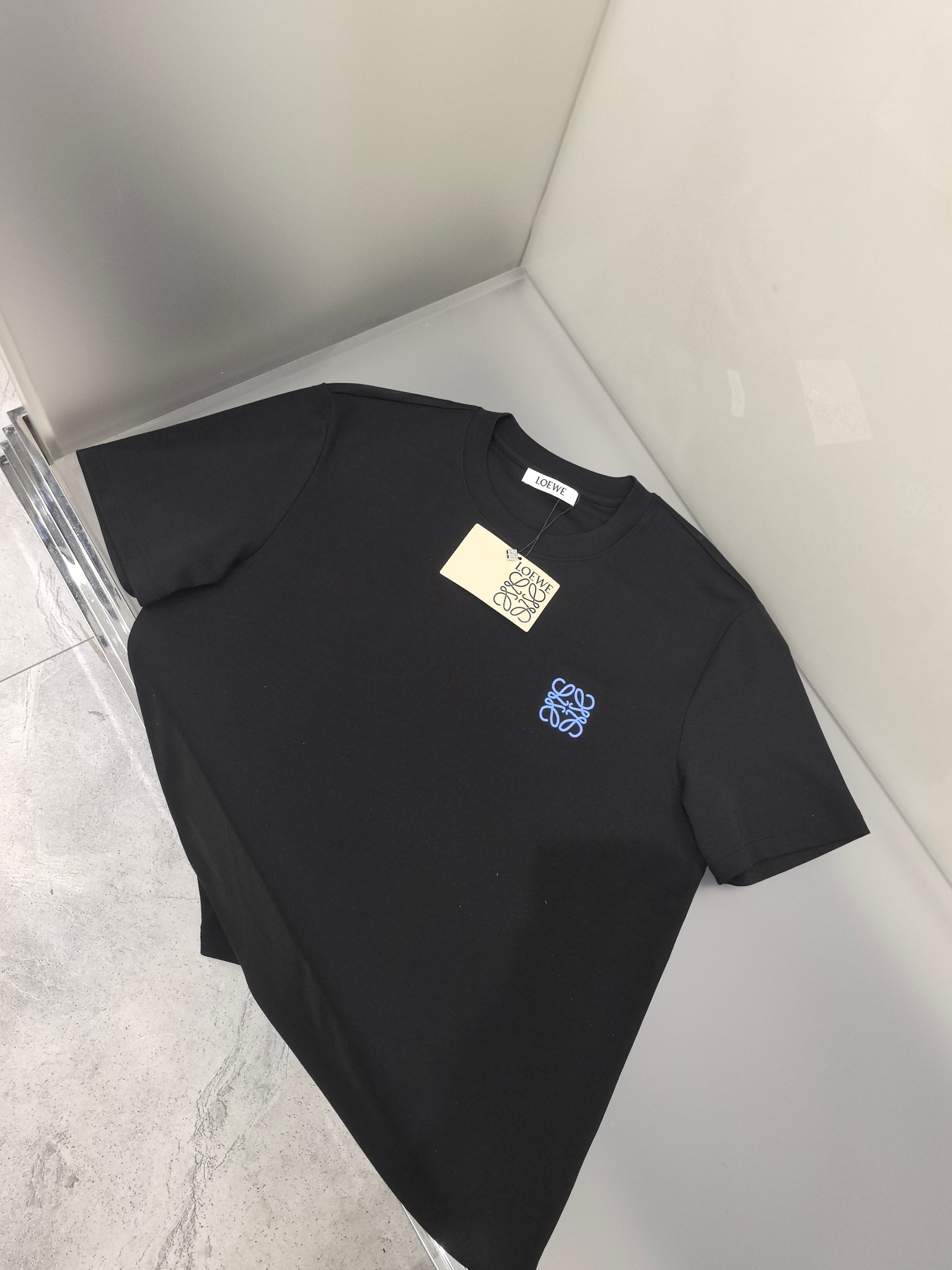 NO:512322,Luo Yiwei 2025 Autumn and Winter Round neck embroidered short-sleeved T-shirt base shirt Elemental Logo badge highlights the casual and fashionable charm, and is still unique in style. It is well equipped with a companion... Customer-supplied high-strength elastic knitted liquid ammonia air-layer fabric, flat and symmetrical knitted light and refreshing, soft and comfortable, and excellent breathability. Simple and unique charm. The straight-tailed version is more suitable for matching with various trendy and fashionable styles. It uses instrument embroidery, delicate and full texture, bringing a new experience for fashion sports and leisure. Color black white Size M-3XL FFF9,,loewe,T-shirt,tees,t-shirt,alexander wang19860909罗意威 2025秋冬 圆领刺绣短袖T恤打底衫 元素性的Logo徽章凸显休闲时尚魅力,依然独领时尚风骚.内搭好伴侣… 客供高支弹力针织液氨空气层面料,平整匀称的针织轻薄清爽,柔软舒适,透气性极佳.简洁而富有独特魅力.直裁版型更为适合搭配各种潮流时尚造型. 采用器械刺绣,细腻饱满的质感突显,为时尚运动休闲带来全新体验. 颜色黑色 白色 尺码 M-3XL FFF9,,loewe,T-shirt,tees，t-shirt,alexander wang,Men's clothing