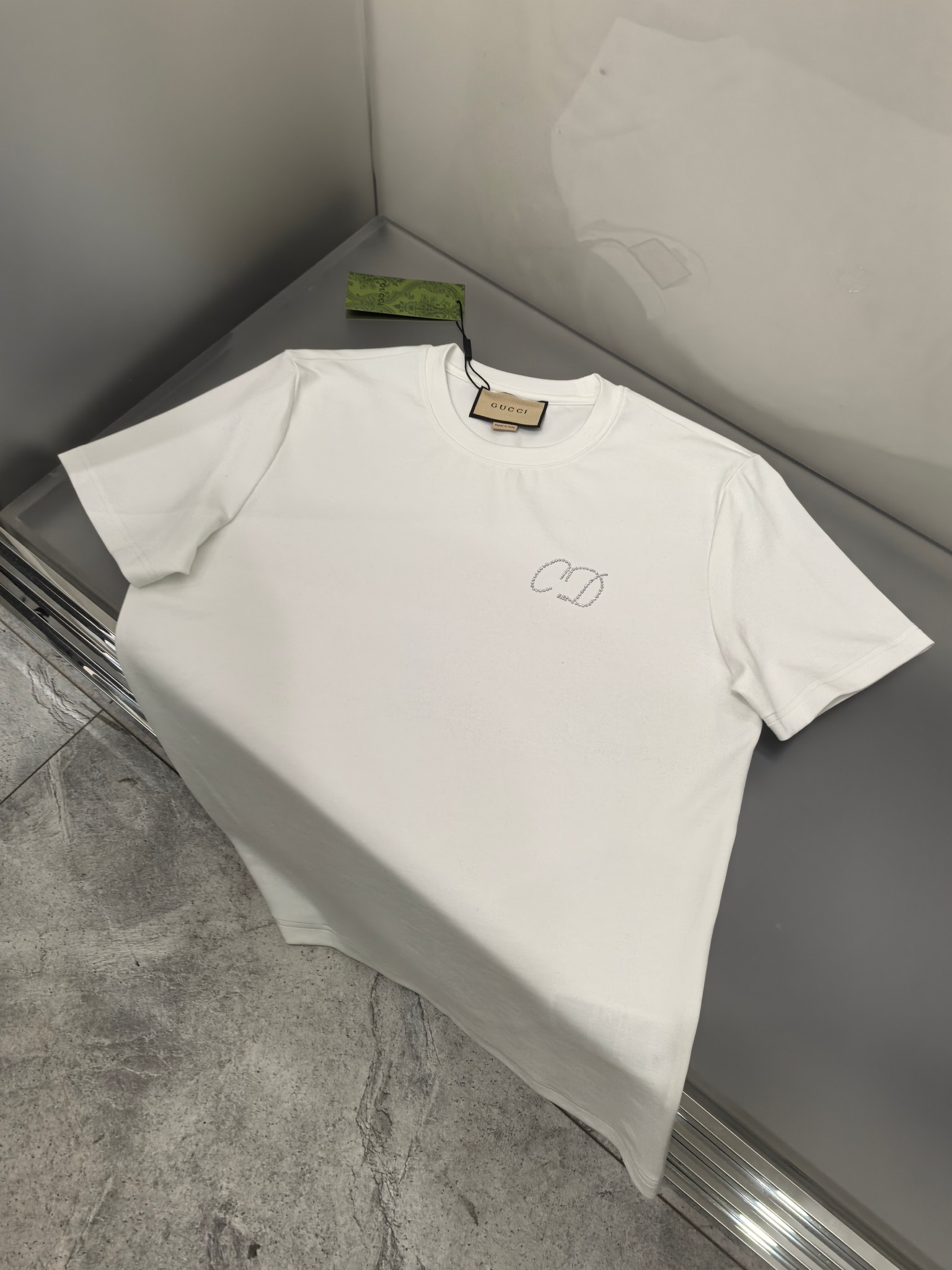 NO:512326,Gucci 2025 Autumn and Winter Round neck embroidered short-sleeved T-shirt base shirt Elemental Logo badge highlights the casual and fashionable charm, and is still unique in style. It is well equipped with a companion... Customer-supplied high-strength elastic knitted liquid ammonia air-layer fabric, flat and symmetrical knitted light and refreshing, soft and comfortable, and excellent breathability. Simple and unique charm. The straight-tailed version is more suitable for matching with various trendy and fashionable styles. It uses instrument embroidery, delicate and full texture, bringing a new experience for fashion sports and leisure. Color black white Size M-3XL FFF9,,gucci, T-shirt,tees, t-shirt,alexander wang19860909Gucci 2025秋冬 圆领刺绣短袖T恤打底衫 元素性的Logo徽章凸显休闲时尚魅力,依然独领时尚风骚.内搭好伴侣… 客供高支弹力针织液氨空气层面料,平整匀称的针织轻薄清爽,柔软舒适,透气性极佳.简洁而富有独特魅力.直裁版型更为适合搭配各种潮流时尚造型. 采用器械刺绣,细腻饱满的质感突显,为时尚运动休闲带来全新体验. 颜色黑色 白色 尺码 M-3XL FFF9,,gucci,T-shirt,tees，t-shirt,alexander wang,Men's clothing