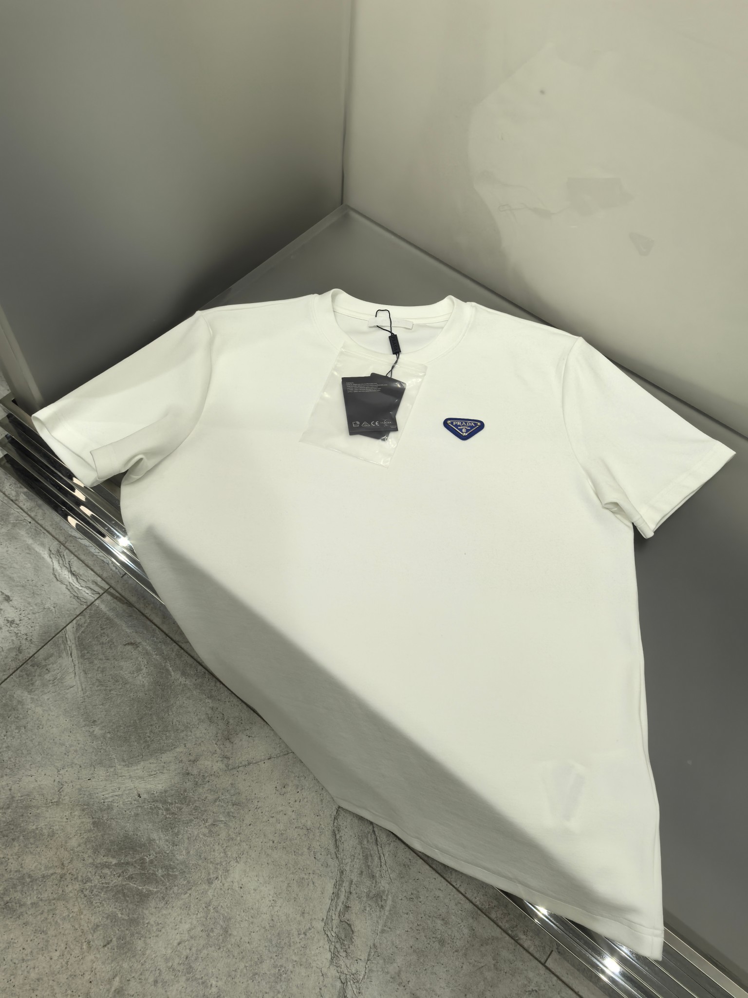 NO:512330,Prada 2025 Autumn and Winter Round neck embroidered short-sleeved T-shirt base shirt Elemental Logo badge highlights the casual and fashionable charm, and is still unique in style. It is well equipped with a companion... Customer-supplied high-strength elastic knitted liquid ammonia air-layer fabric, flat and symmetrical knitted light and refreshing, soft and comfortable, and excellent breathability. Simple and unique charm. The straight-cut style is more suitable for matching with various trendy and fashionable styles. It uses instrument embroidery, delicate and full texture, bringing a new experience for fashion sports and leisure. Color black white Size M-3XL FFF9,,prada,T-shirt,tees,t-shirt,alexander wang19860909普拉达 2025秋冬 圆领刺绣短袖T恤打底衫 元素性的Logo徽章凸显休闲时尚魅力,依然独领时尚风骚.内搭好伴侣… 客供高支弹力针织液氨空气层面料,平整匀称的针织轻薄清爽,柔软舒适,透气性极佳.简洁而富有独特魅力.直裁版型更为适合搭配各种潮流时尚造型. 采用器械刺绣,细腻饱满的质感突显,为时尚运动休闲带来全新体验. 颜色黑色 白色 尺码 M-3XL FFF9,,prada,T-shirt,tees，t-shirt,alexander wang,Men's clothing