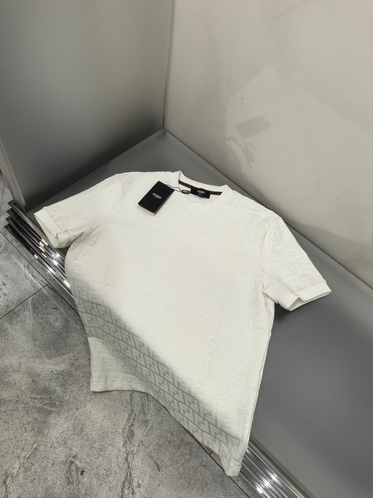 NO:512334,Fendi 2025 Autumn and Winter 2025 round neck embroidered short-sleeved T-shirt base shirt Elemental Logo badge highlights the casual and fashionable charm, and is still unique in style. It is well equipped with a companion... Customer-supplied high-strength elastic knitted liquid ammonia air-layer fabric, flat and symmetrical knitted light and refreshing, soft and comfortable, and excellent breathability. Simple and unique charm. The straight-cut style is more suitable for matching with various trendy and fashionable styles. It uses instrument embroidery, delicate and full texture, bringing a new experience for fashion sports and leisure. Color black white Size M-3XL FFF9,,fendi,T-shirt,tees,t-shirt,alexander wang19860909芬迪 2025秋冬 圆领刺绣短袖T恤打底衫 元素性的Logo徽章凸显休闲时尚魅力,依然独领时尚风骚.内搭好伴侣… 客供高支弹力针织液氨空气层面料,平整匀称的针织轻薄清爽,柔软舒适,透气性极佳.简洁而富有独特魅力.直裁版型更为适合搭配各种潮流时尚造型. 采用器械刺绣,细腻饱满的质感突显,为时尚运动休闲带来全新体验. 颜色黑色 白色 尺码 M-3XL FFF9,,fendi,T-shirt,tees，t-shirt,alexander wang,Men's clothing