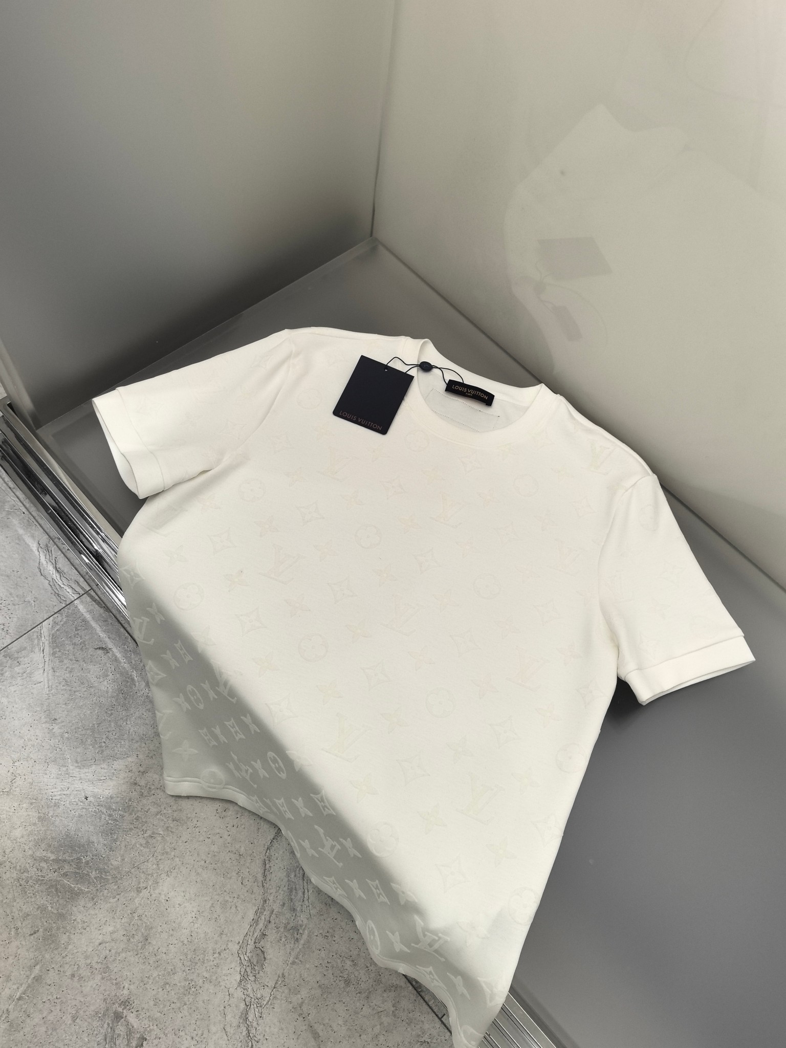 NO:512338,LV 2025 Autumn and Winter Round neck embroidered short-sleeved T-shirt base shirt Elemental Logo badge highlights the casual and fashionable charm, and is still unique in style. It is well equipped with a companion... Customer-supplied high-strength elastic knitted liquid ammonia air-layer fabric, flat and symmetrical knitted light and refreshing, soft and comfortable, and excellent breathability. Simple and unique charm. The straight-tailed version is more suitable for matching with various trendy and fashionable styles. It uses instrument embroidery, delicate and full texture, bringing a new experience for fashion sports and leisure. Color black white Size M-3XL FFF9,,louis vuitton,T-shirt,tees,t-shirt,alexander wang19860909LV 2025秋冬 圆领刺绣短袖T恤打底衫 元素性的Logo徽章凸显休闲时尚魅力,依然独领时尚风骚.内搭好伴侣… 客供高支弹力针织液氨空气层面料,平整匀称的针织轻薄清爽,柔软舒适,透气性极佳.简洁而富有独特魅力.直裁版型更为适合搭配各种潮流时尚造型. 采用器械刺绣,细腻饱满的质感突显,为时尚运动休闲带来全新体验. 颜色黑色 白色 尺码 M-3XL FFF9,,louis vuitton,T-shirt,tees，t-shirt,alexander wang,Men's clothing