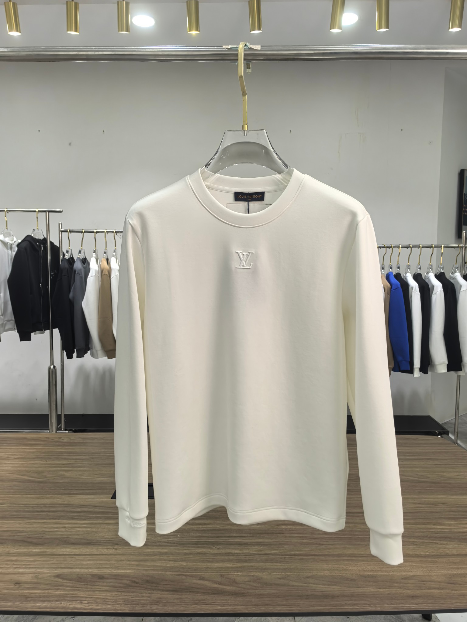 LV 2025秋冬专柜新款 时尚休闲打底衫长袖T恤，精选进口高密度双面拉架棉面料，精致原版logo打造，