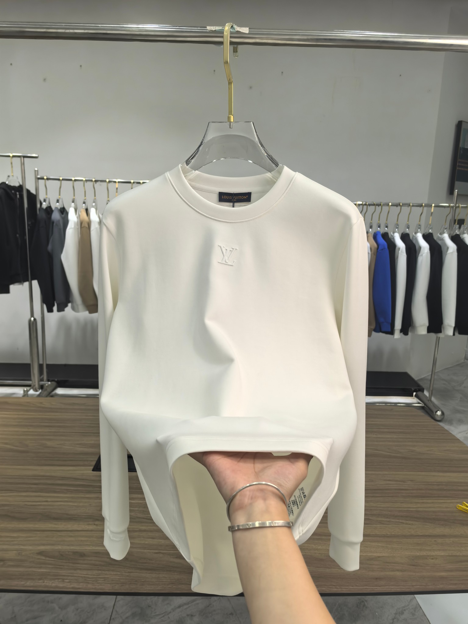 LV 2025秋冬专柜新款 时尚休闲打底衫长袖T恤，精选进口高密度双面拉架棉面料，精致原版logo打造，