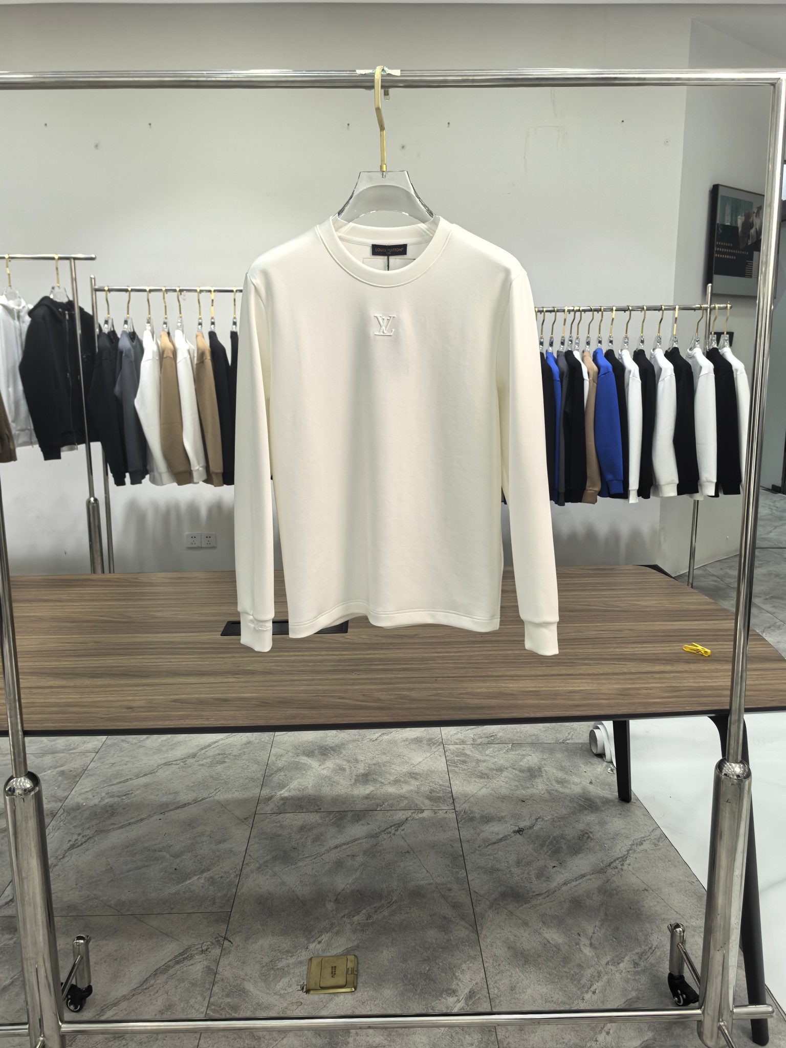 LV 2025秋冬专柜新款 时尚休闲打底衫长袖T恤，精选进口高密度双面拉架棉面料，精致原版logo打造，