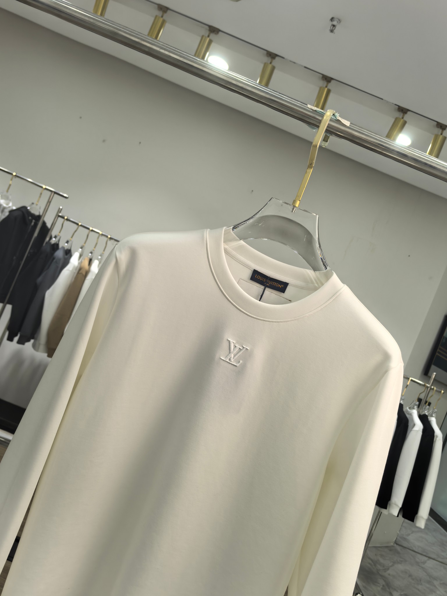 LV 2025秋冬专柜新款 时尚休闲打底衫长袖T恤，精选进口高密度双面拉架棉面料，精致原版logo打造，