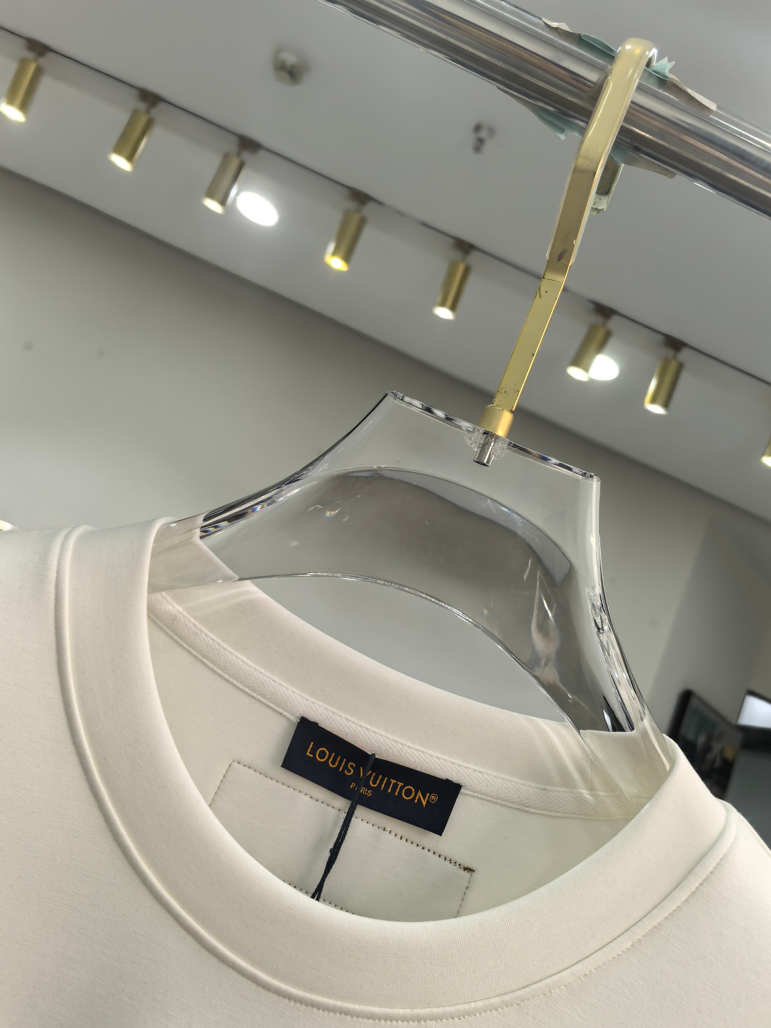 LV 2025秋冬专柜新款 时尚休闲打底衫长袖T恤，精选进口高密度双面拉架棉面料，精致原版logo打造，