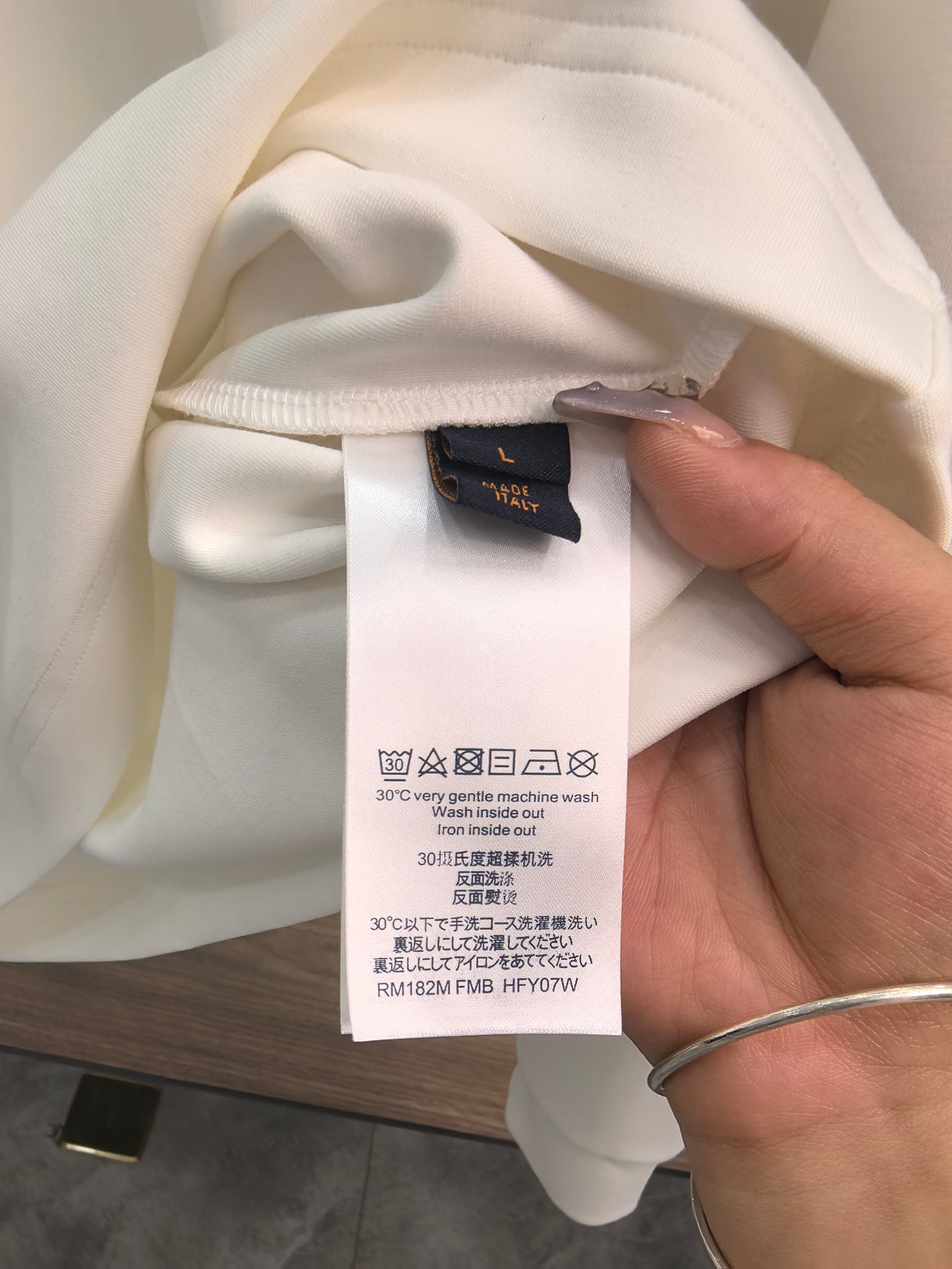 LV 2025秋冬专柜新款 时尚休闲打底衫长袖T恤，精选进口高密度双面拉架棉面料，精致原版logo打造，