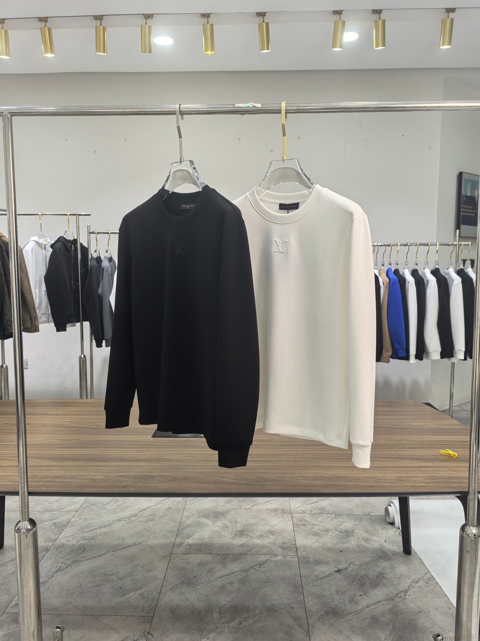 LV 2025秋冬专柜新款 时尚休闲打底衫长袖T恤，精选进口高密度双面拉架棉面料，精致原版logo打造，
