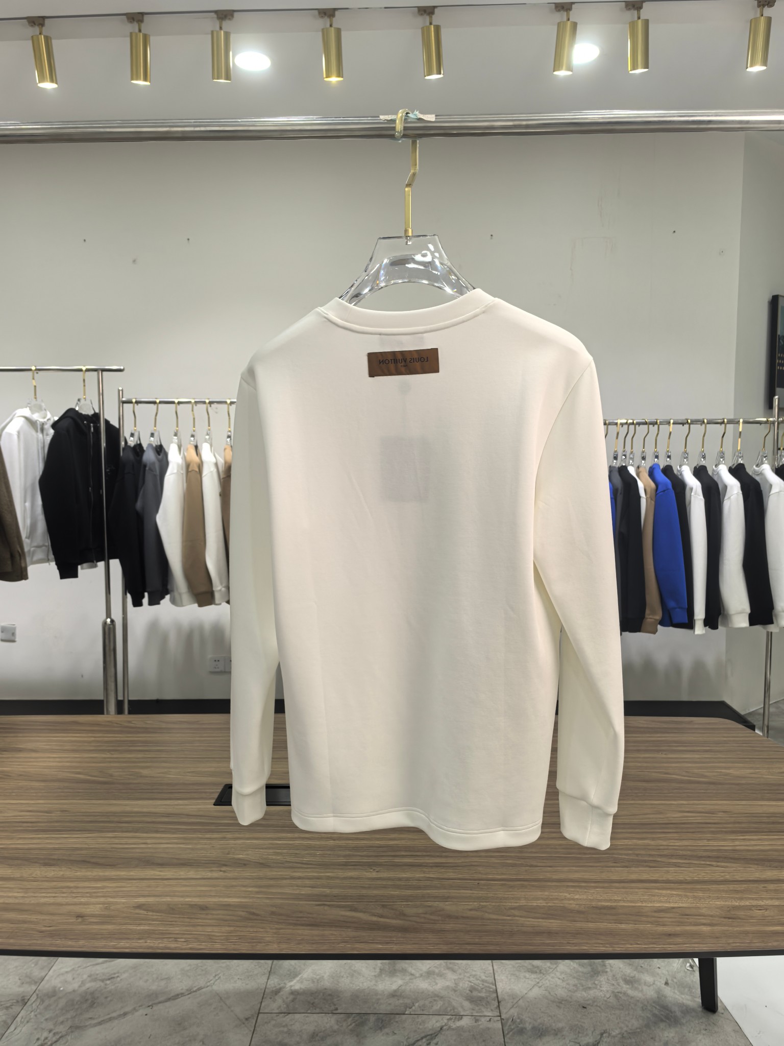 LV 2025秋冬专柜新款 时尚休闲打底衫长袖T恤，精选进口高密度双面拉架棉面料，精致原版logo打造，