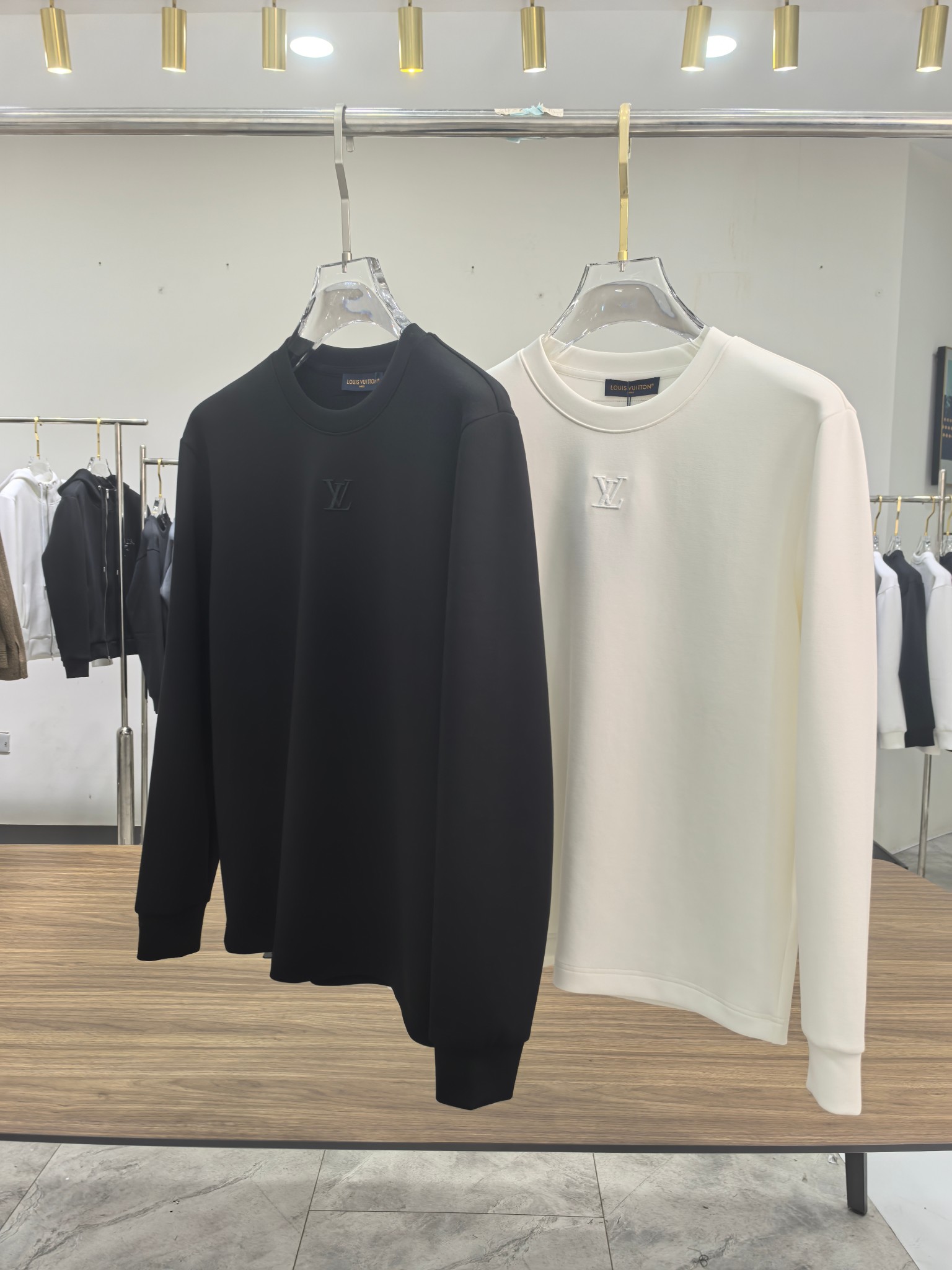 LV 2025秋冬专柜新款 时尚休闲打底衫长袖T恤，精选进口高密度双面拉架棉面料，精致原版logo打造，