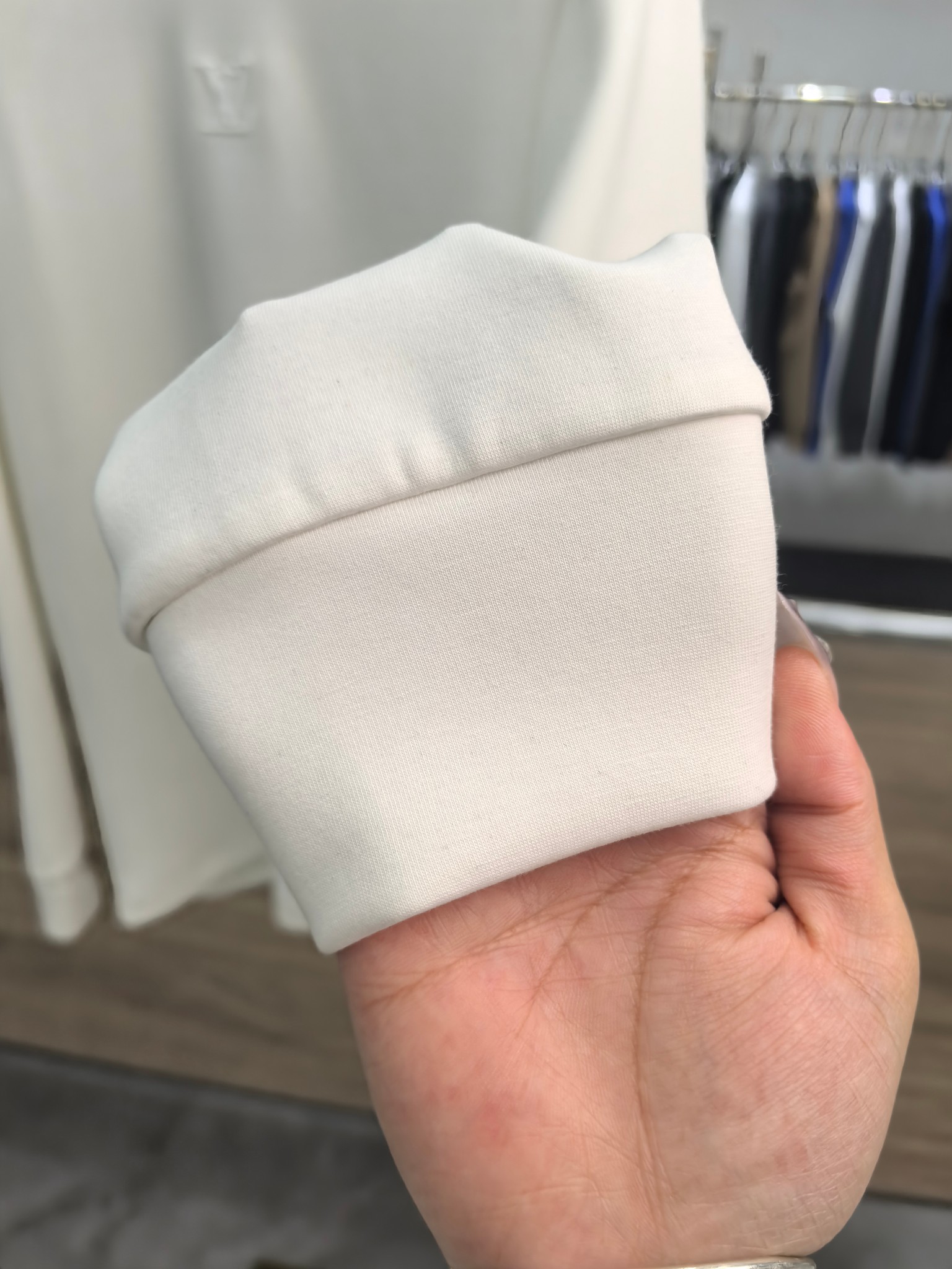 LV 2025秋冬专柜新款 时尚休闲打底衫长袖T恤，精选进口高密度双面拉架棉面料，精致原版logo打造，