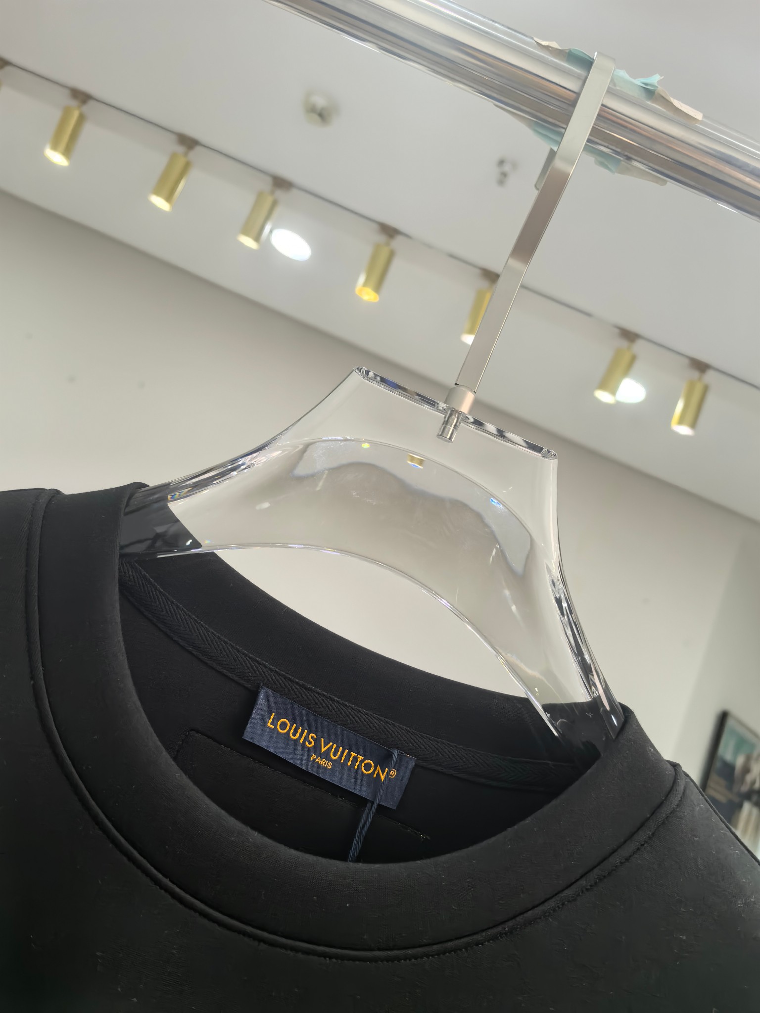 LV 2025秋冬专柜新款 时尚休闲打底衫长袖T恤，精选进口高密度双面拉架棉面料，精致原版logo打造，