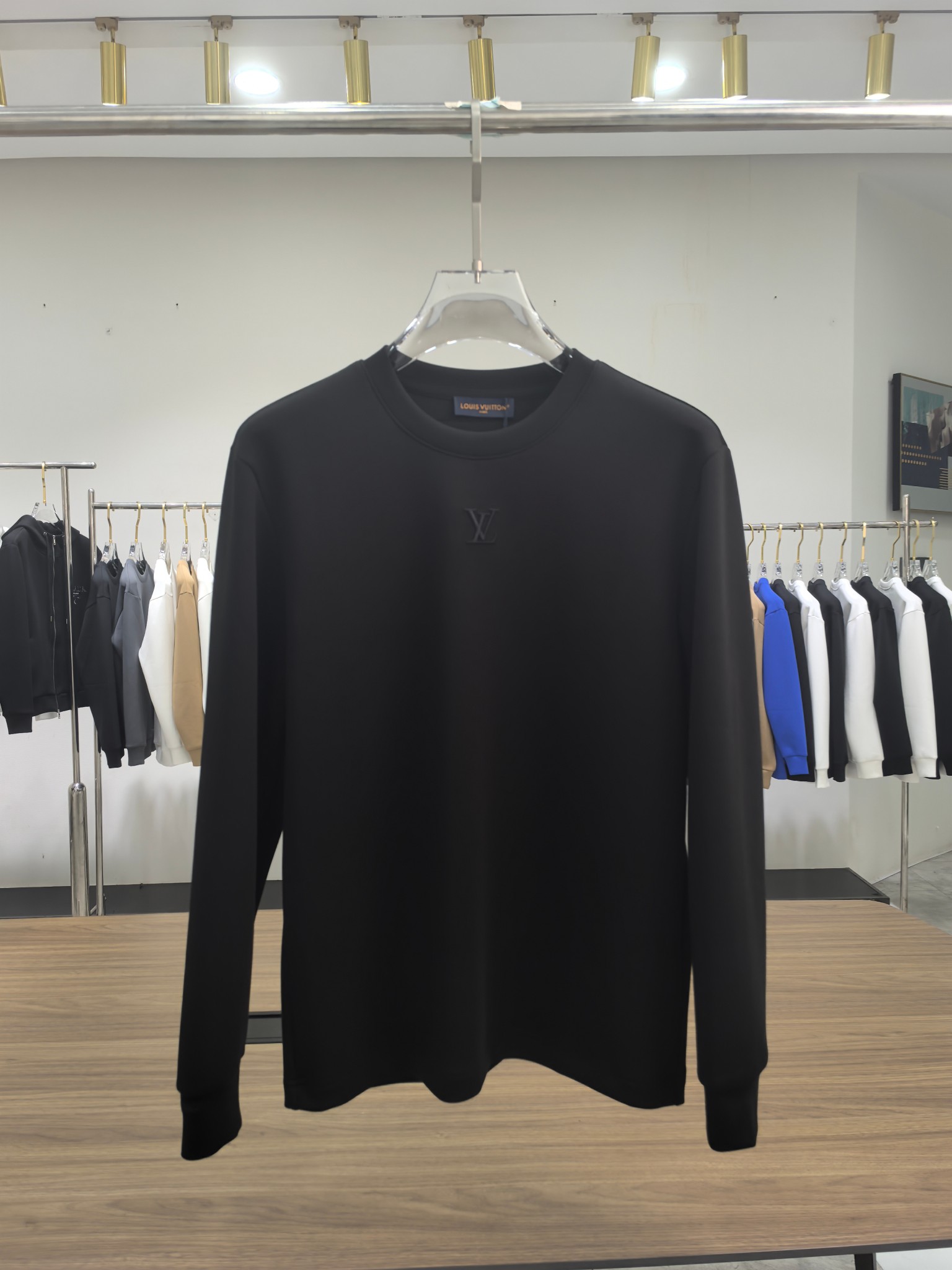 LV 2025秋冬专柜新款 时尚休闲打底衫长袖T恤，精选进口高密度双面拉架棉面料，精致原版logo打造，