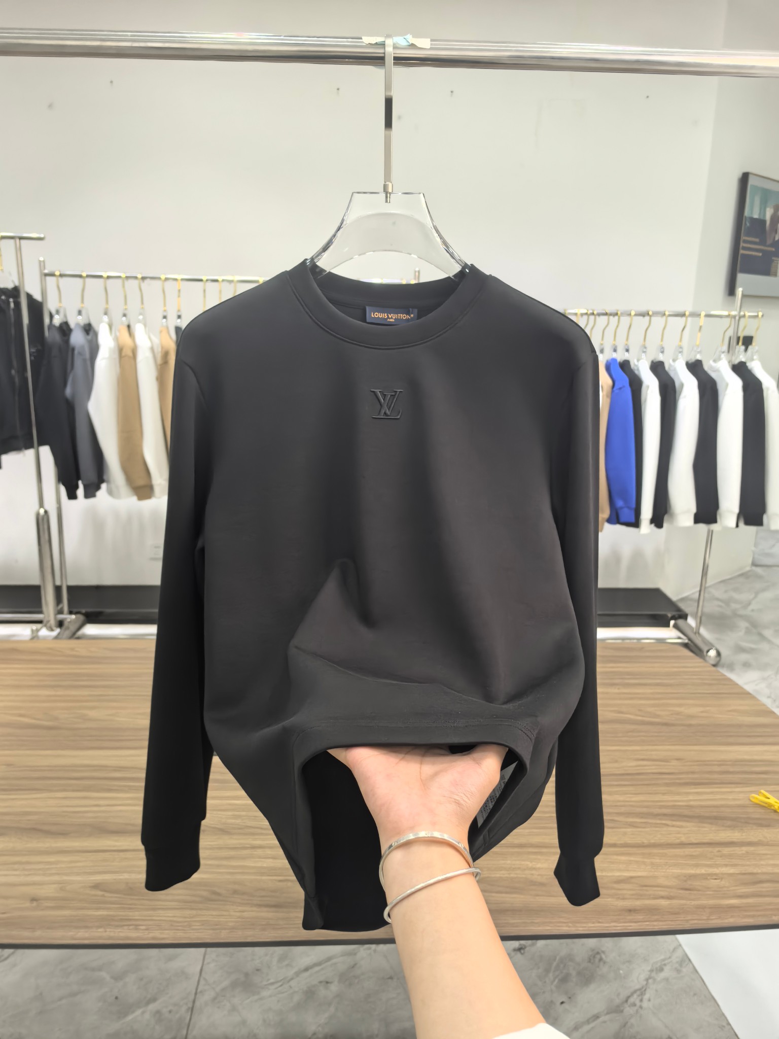 LV 2025秋冬专柜新款 时尚休闲打底衫长袖T恤，精选进口高密度双面拉架棉面料，精致原版logo打造，