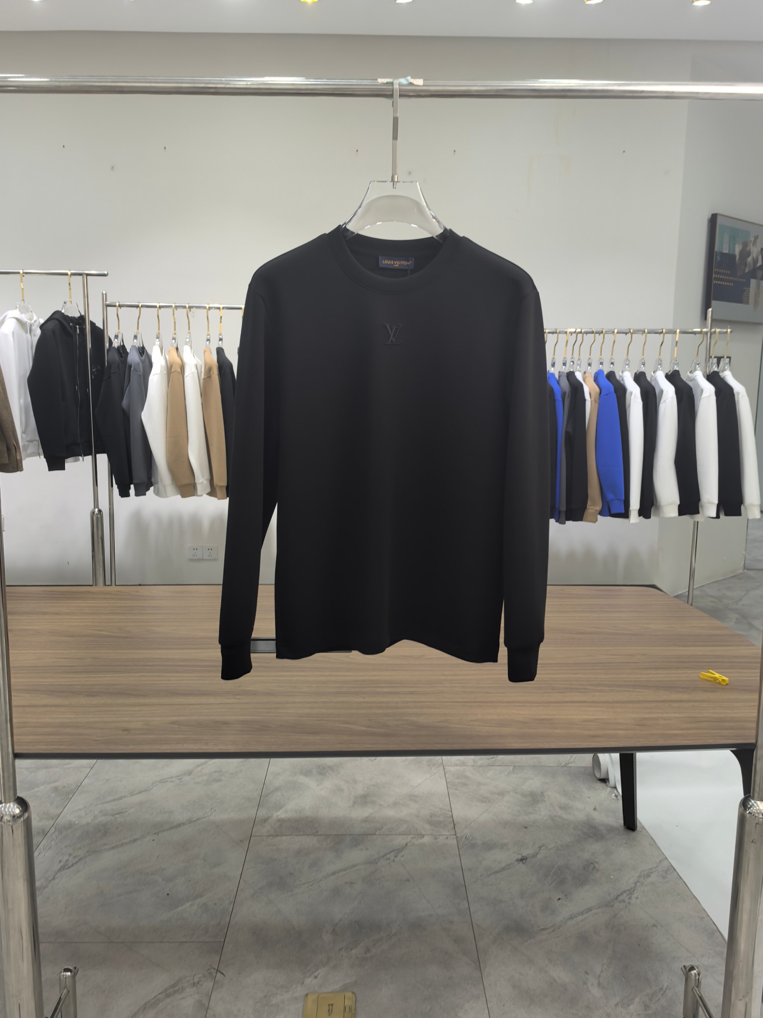 LV 2025秋冬专柜新款 时尚休闲打底衫长袖T恤，精选进口高密度双面拉架棉面料，精致原版logo打造，