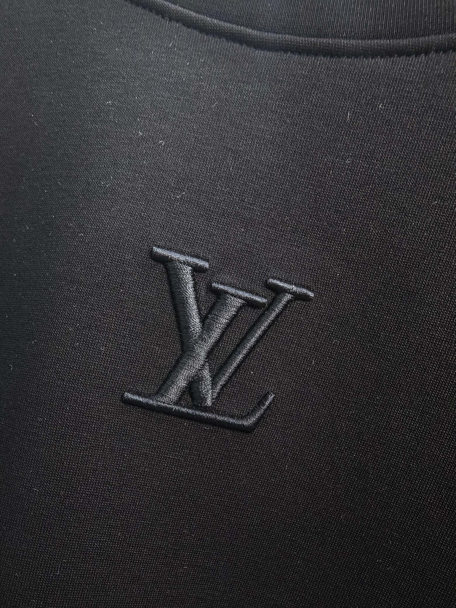 LV 2025秋冬专柜新款 时尚休闲打底衫长袖T恤，精选进口高密度双面拉架棉面料，精致原版logo打造，