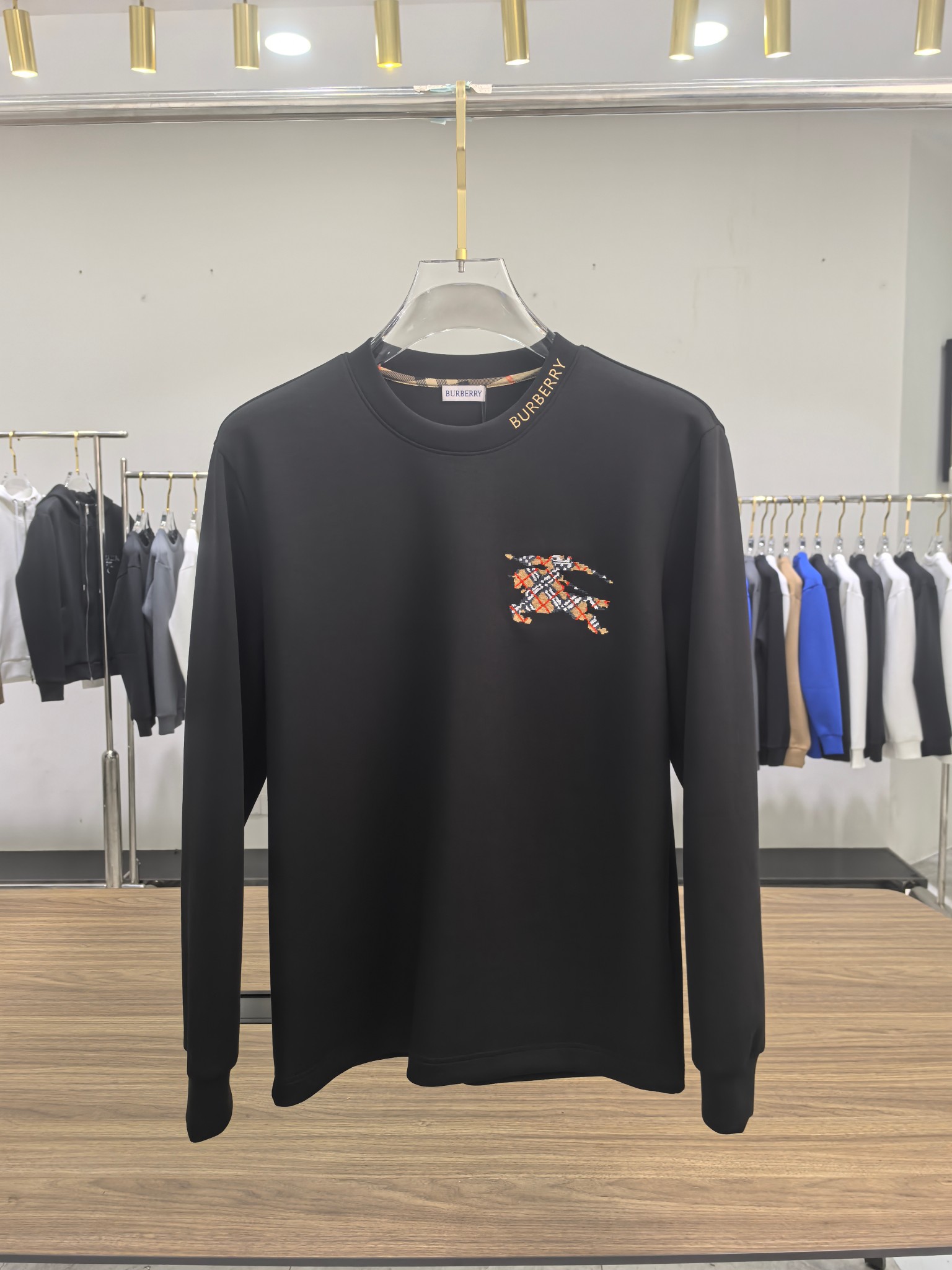 巴宝莉 2025秋冬专柜新款 时尚休闲打底衫长袖T恤，精选进口高密度双面拉架棉面料，精致原版logo打造