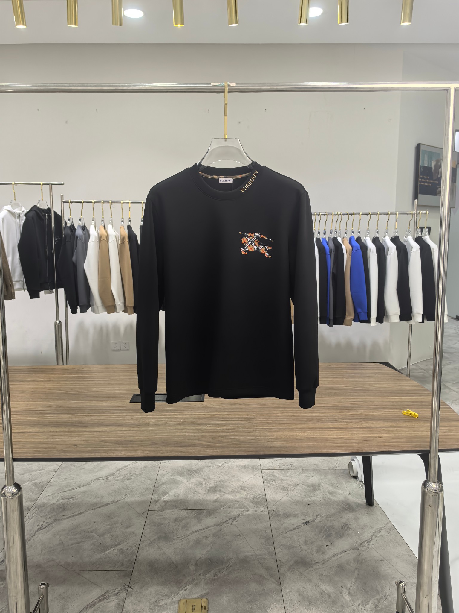 巴宝莉 2025秋冬专柜新款 时尚休闲打底衫长袖T恤，精选进口高密度双面拉架棉面料，精致原版logo打造