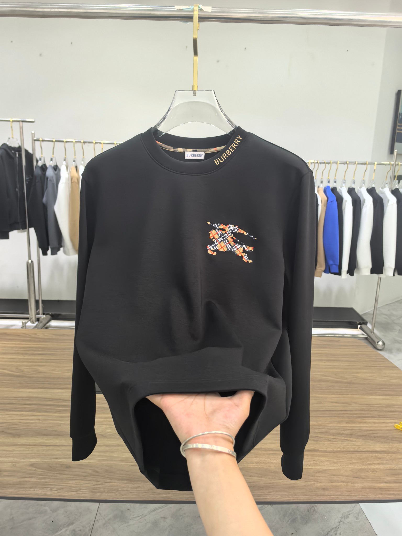 巴宝莉 2025秋冬专柜新款 时尚休闲打底衫长袖T恤，精选进口高密度双面拉架棉面料，精致原版logo打造