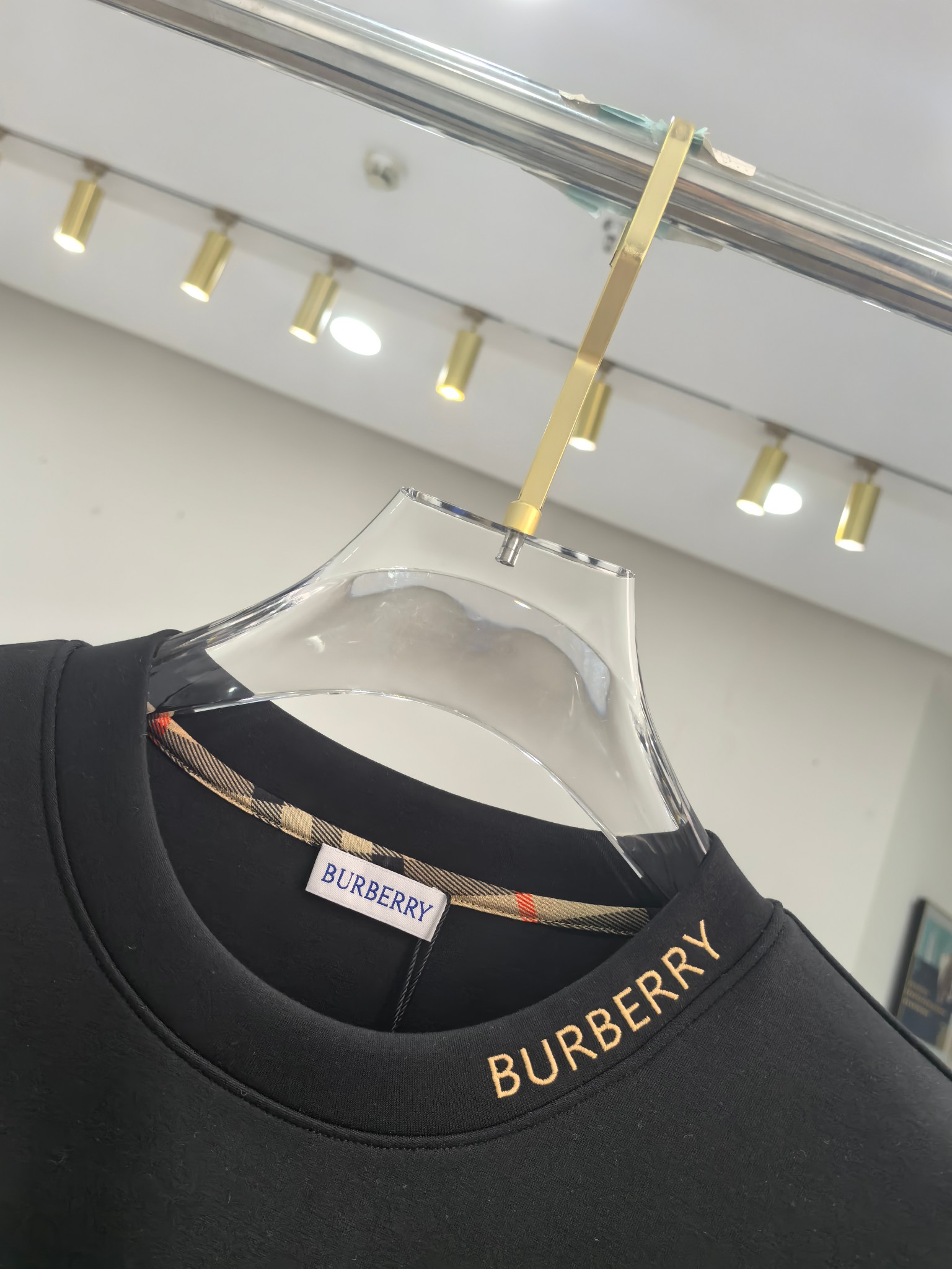 巴宝莉 2025秋冬专柜新款 时尚休闲打底衫长袖T恤，精选进口高密度双面拉架棉面料，精致原版logo打造