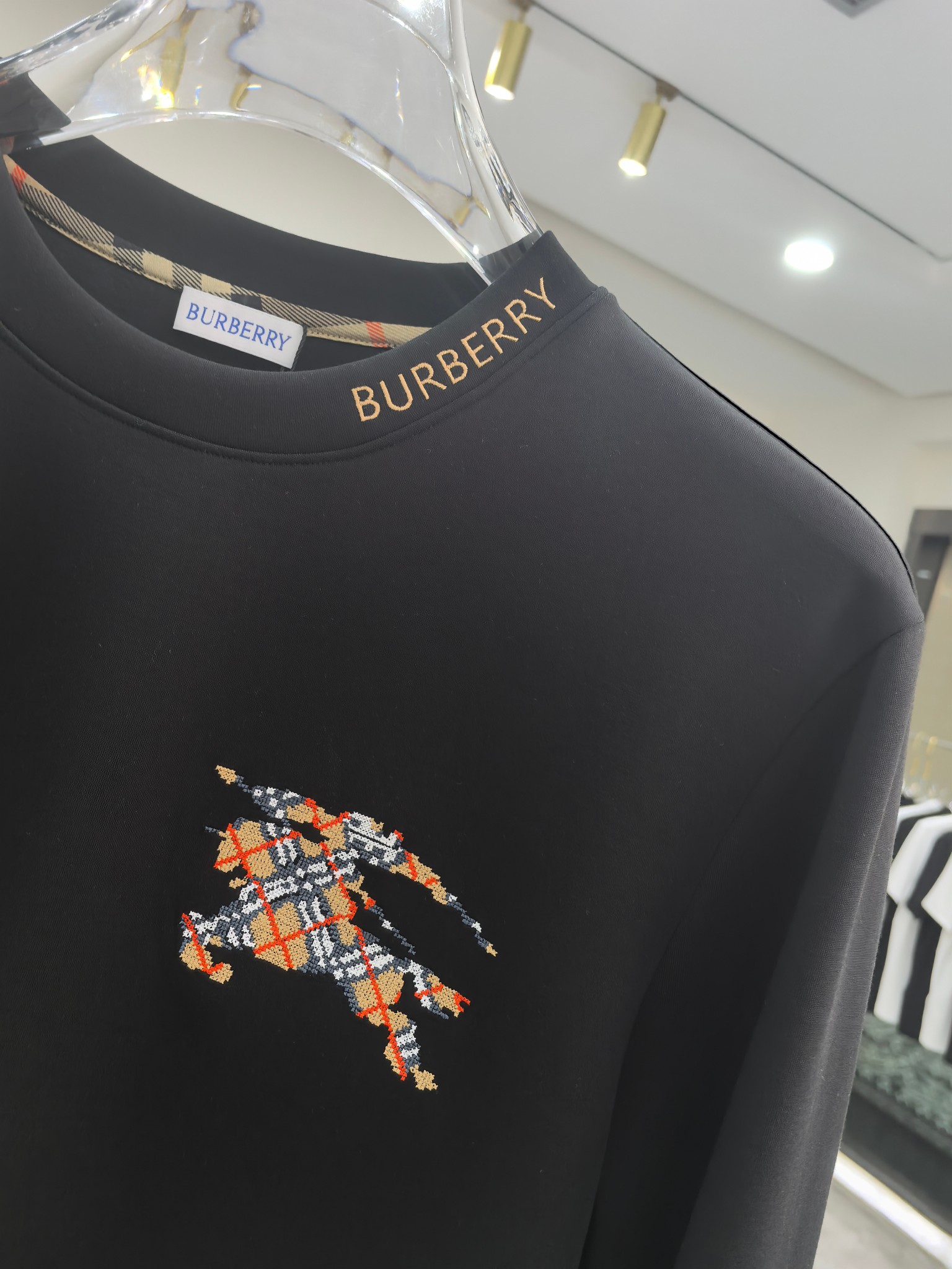 巴宝莉 2025秋冬专柜新款 时尚休闲打底衫长袖T恤，精选进口高密度双面拉架棉面料，精致原版logo打造