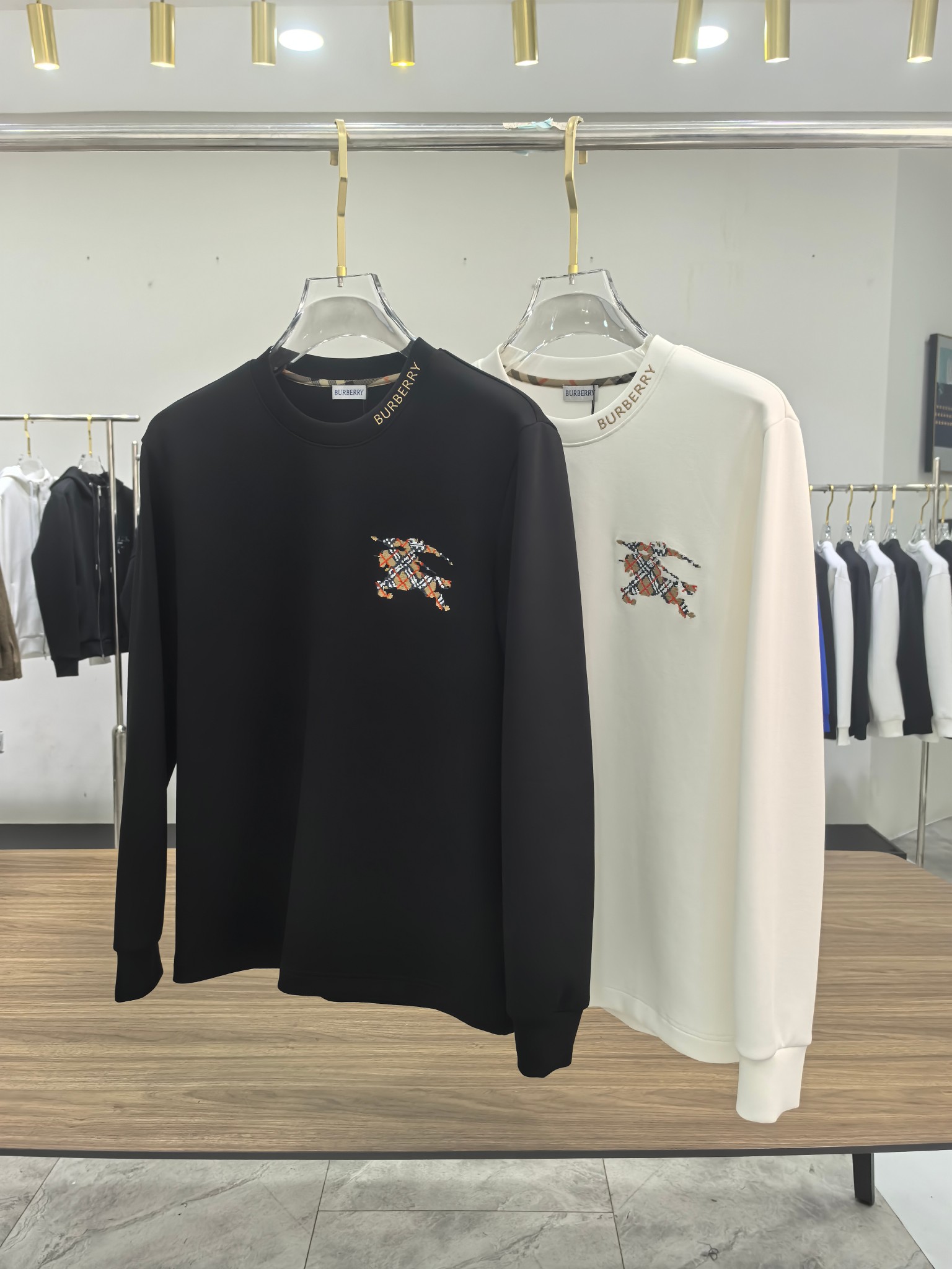 巴宝莉 2025秋冬专柜新款 时尚休闲打底衫长袖T恤，精选进口高密度双面拉架棉面料，精致原版logo打造