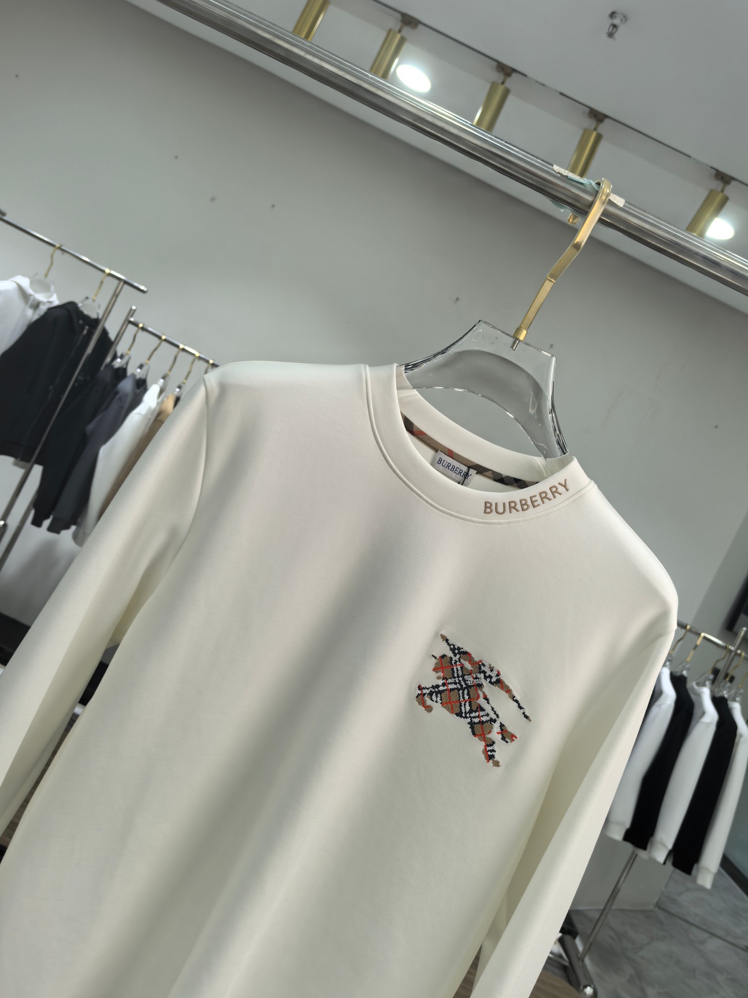 巴宝莉 2025秋冬专柜新款 时尚休闲打底衫长袖T恤，精选进口高密度双面拉架棉面料，精致原版logo打造