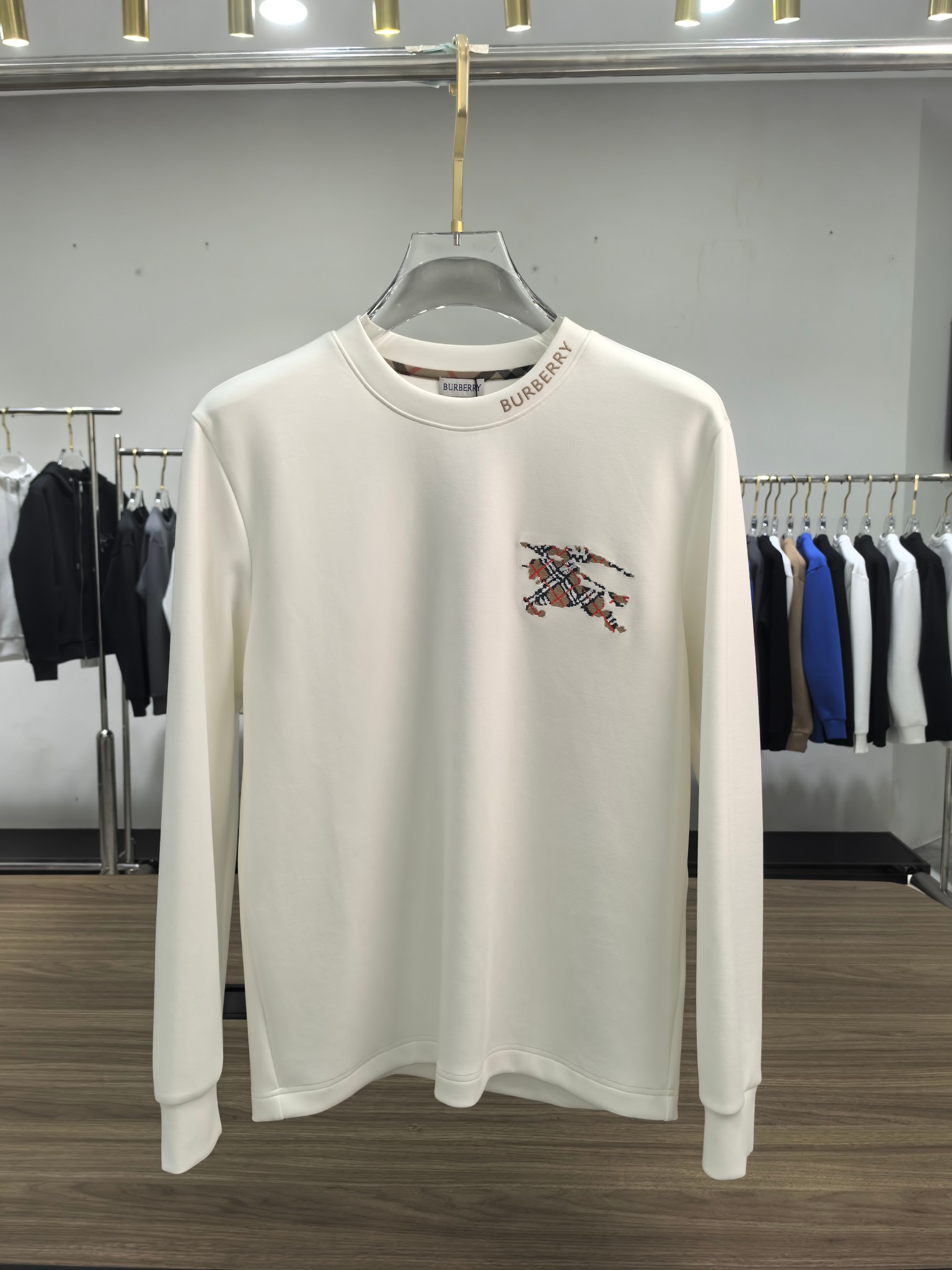 巴宝莉 2025秋冬专柜新款 时尚休闲打底衫长袖T恤，精选进口高密度双面拉架棉面料，精致原版logo打造