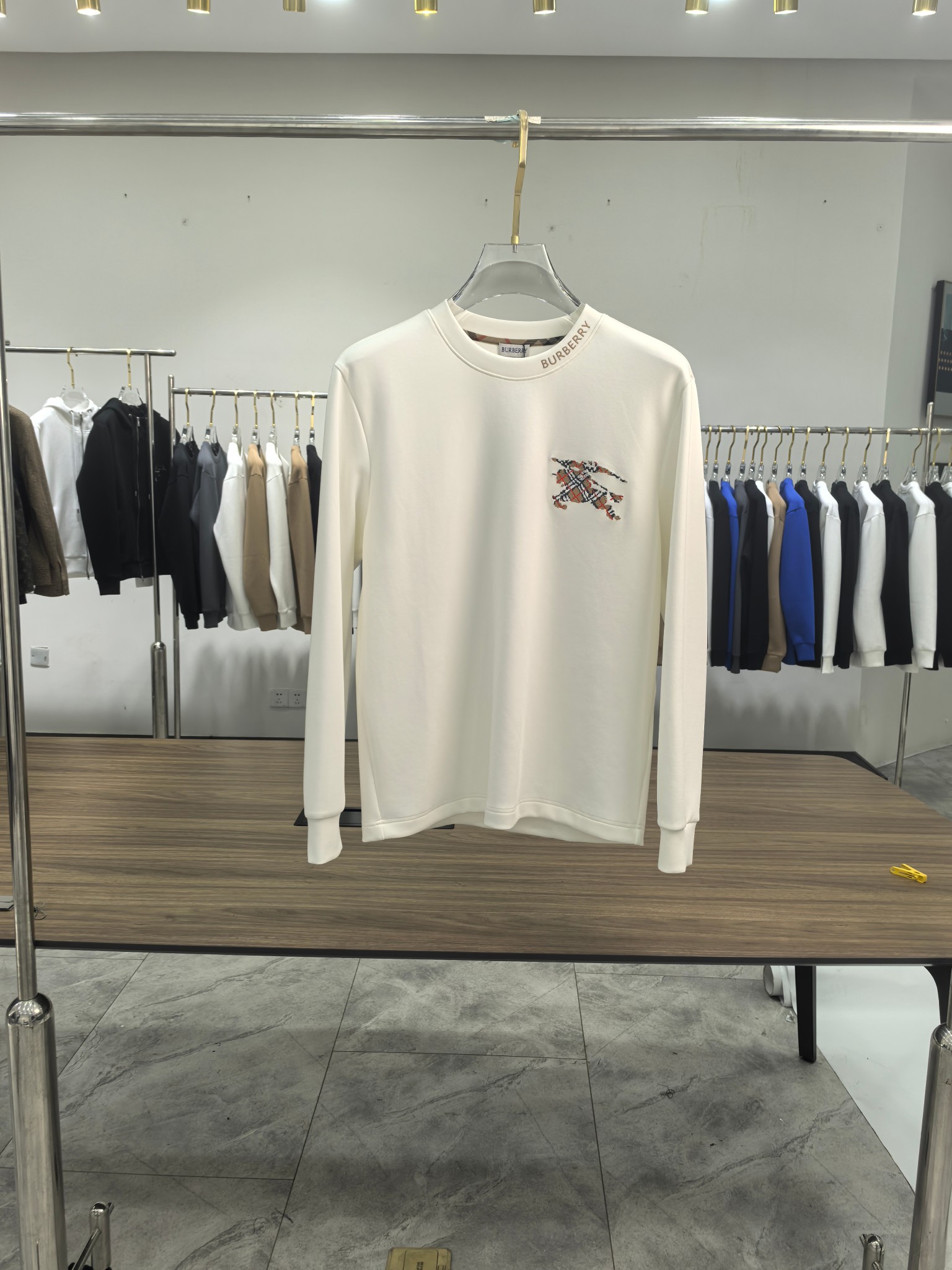 巴宝莉 2025秋冬专柜新款 时尚休闲打底衫长袖T恤，精选进口高密度双面拉架棉面料，精致原版logo打造