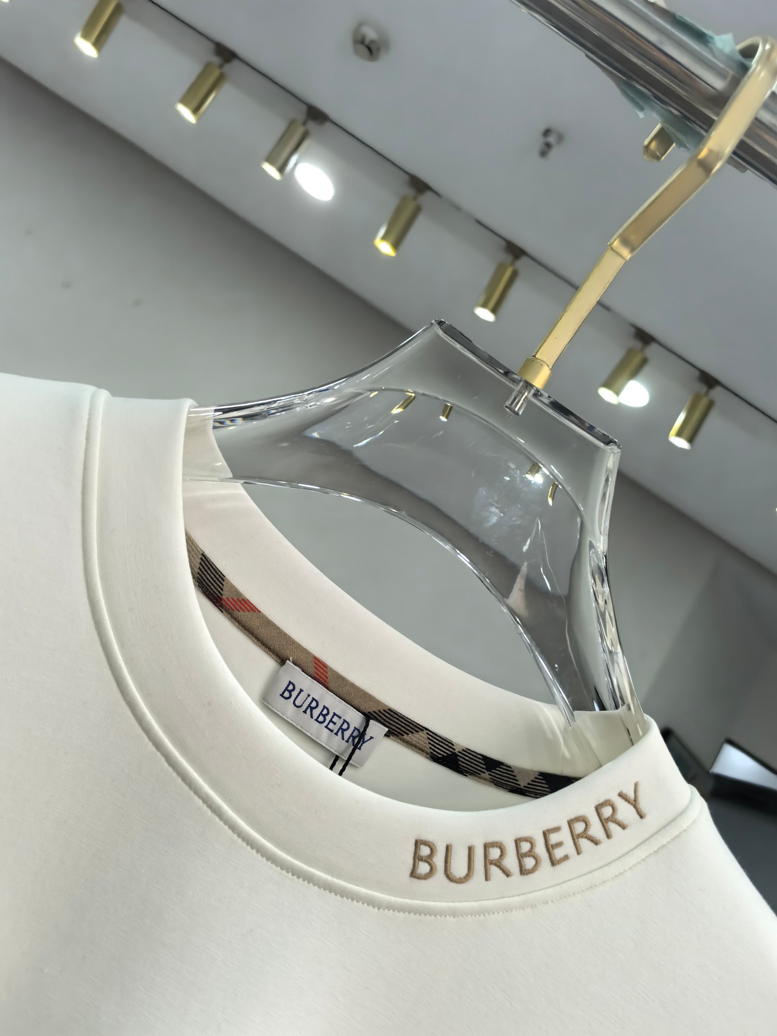 巴宝莉 2025秋冬专柜新款 时尚休闲打底衫长袖T恤，精选进口高密度双面拉架棉面料，精致原版logo打造