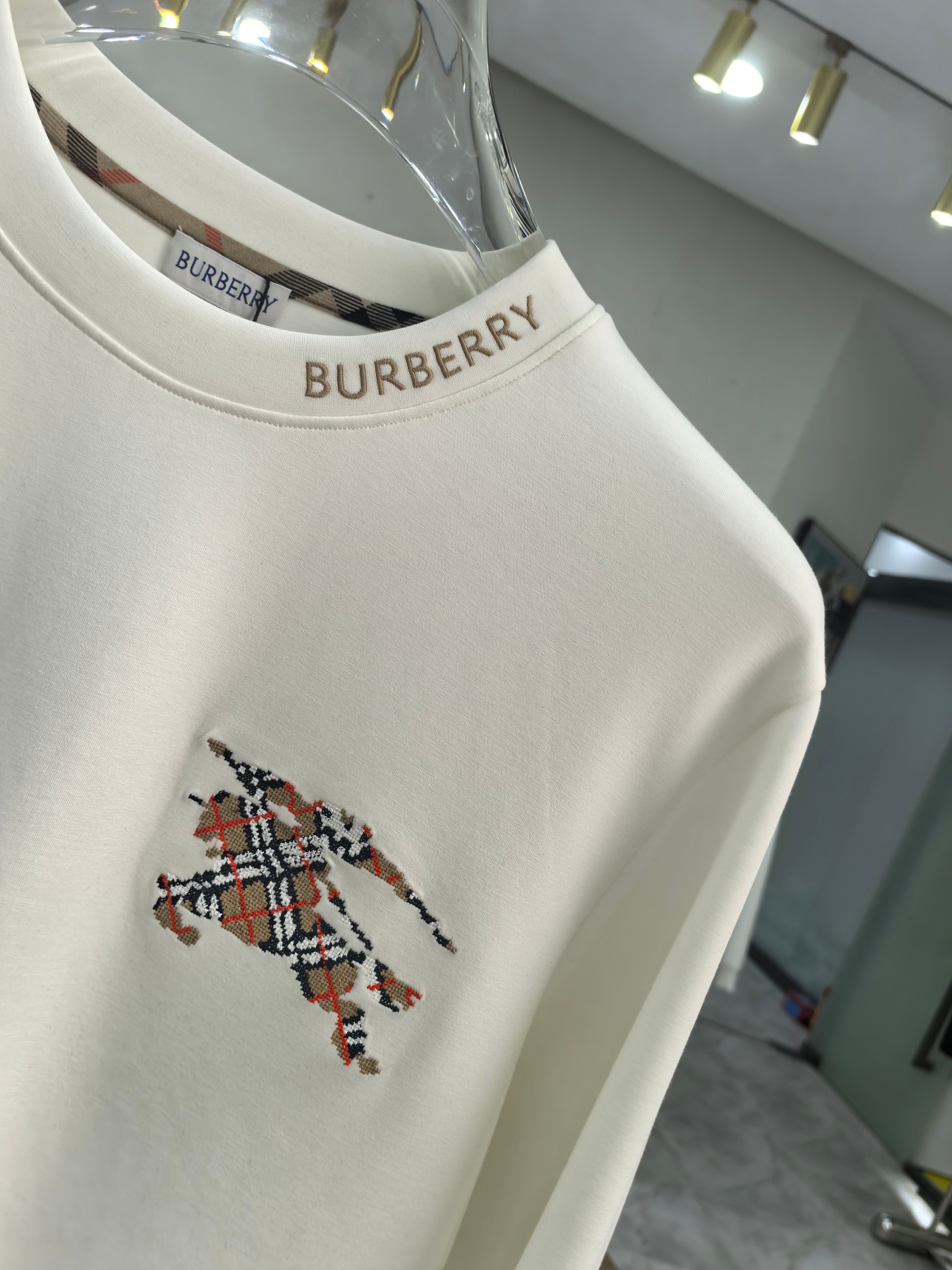 巴宝莉 2025秋冬专柜新款 时尚休闲打底衫长袖T恤，精选进口高密度双面拉架棉面料，精致原版logo打造