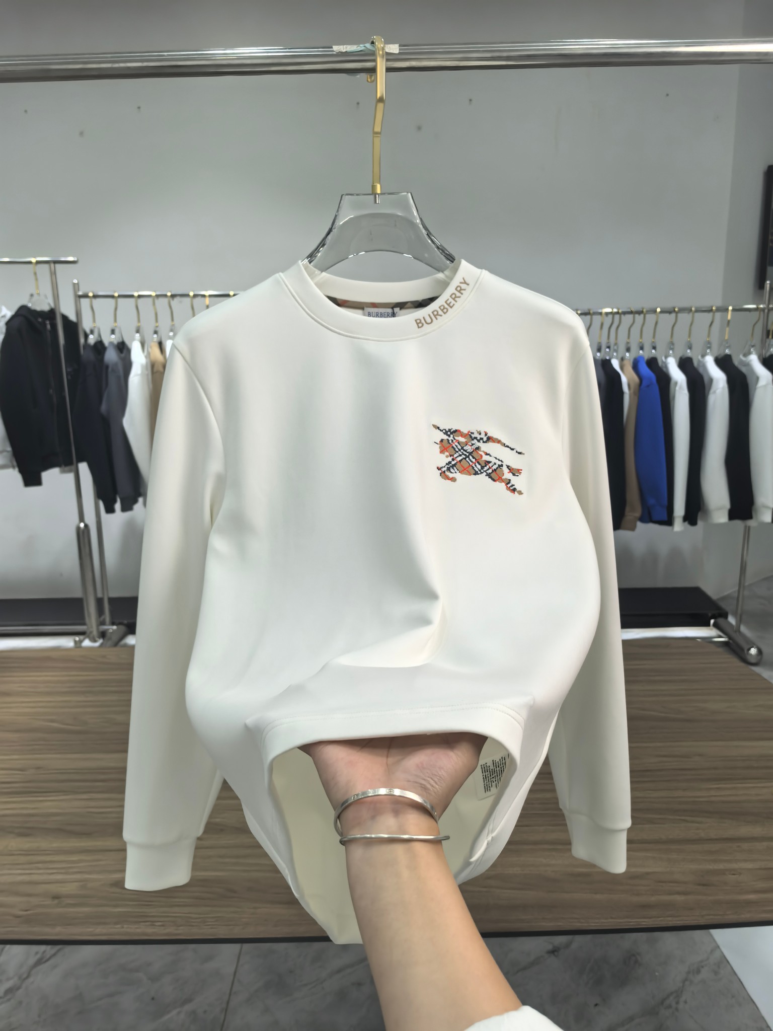 巴宝莉 2025秋冬专柜新款 时尚休闲打底衫长袖T恤，精选进口高密度双面拉架棉面料，精致原版logo打造