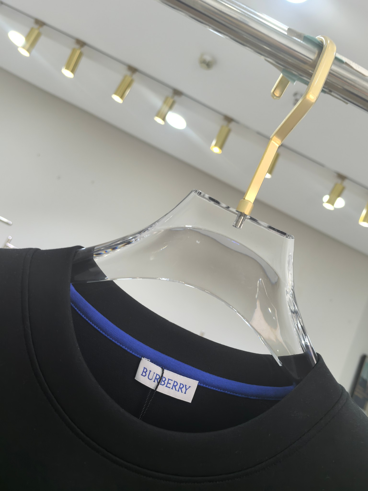 巴宝莉 2025秋冬专柜新款 时尚休闲打底衫长袖T恤，精选进口高密度双面拉架棉面料，精致原版logo打造