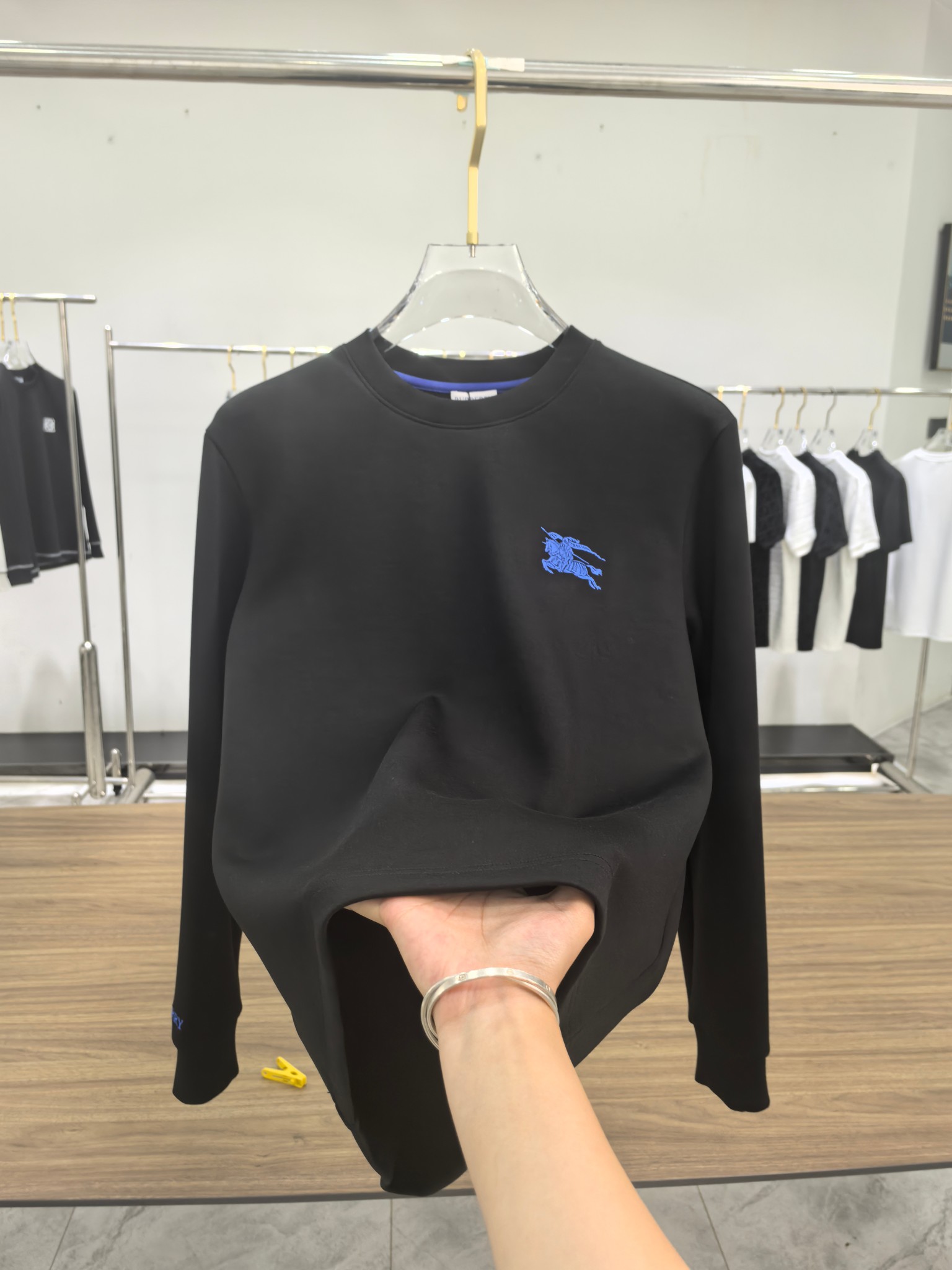 巴宝莉 2025秋冬专柜新款 时尚休闲打底衫长袖T恤，精选进口高密度双面拉架棉面料，精致原版logo打造