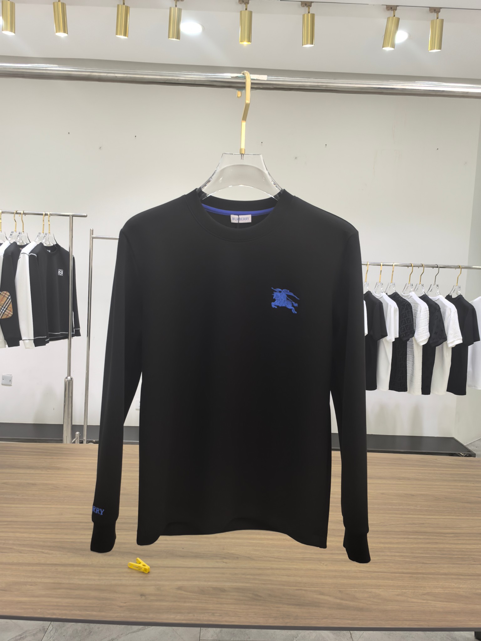 巴宝莉 2025秋冬专柜新款 时尚休闲打底衫长袖T恤，精选进口高密度双面拉架棉面料，精致原版logo打造