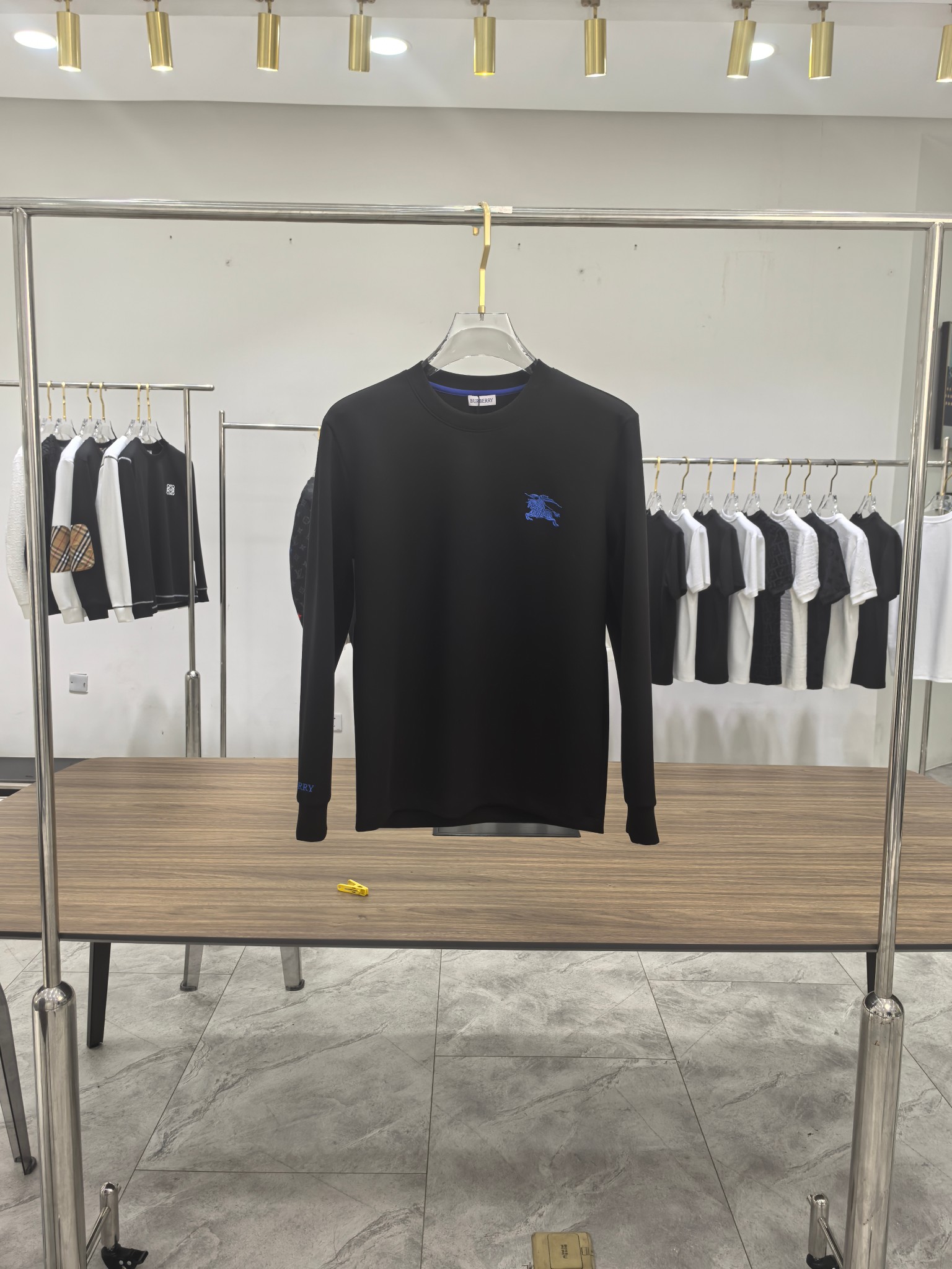 巴宝莉 2025秋冬专柜新款 时尚休闲打底衫长袖T恤，精选进口高密度双面拉架棉面料，精致原版logo打造