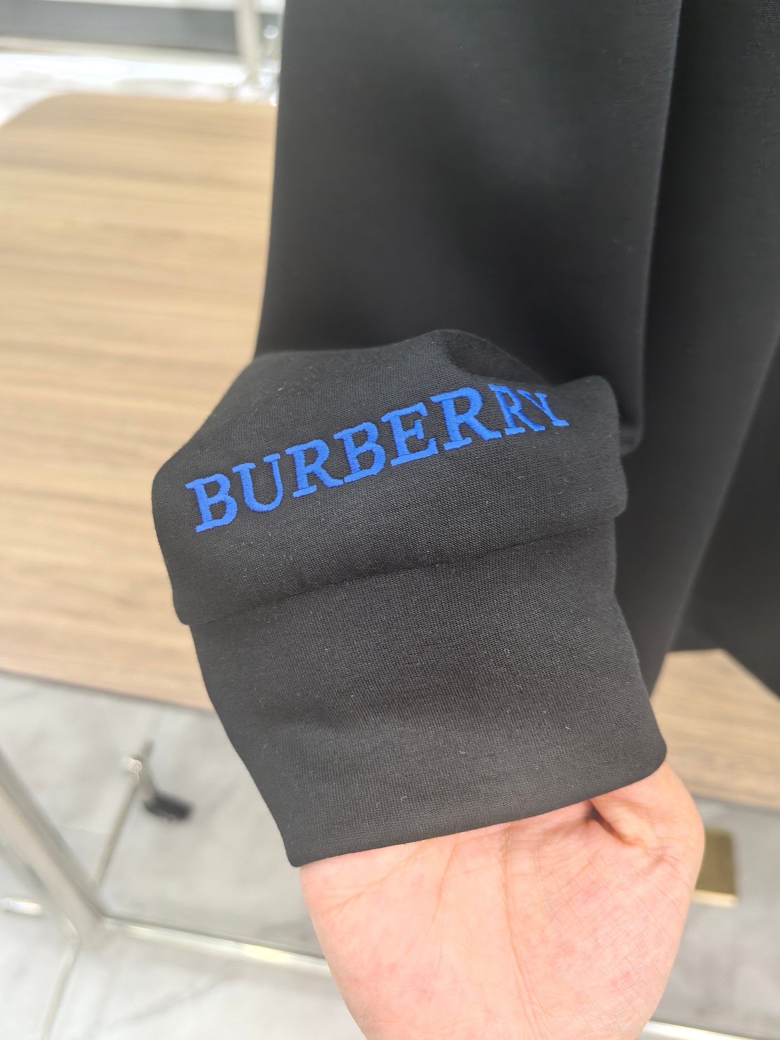 巴宝莉 2025秋冬专柜新款 时尚休闲打底衫长袖T恤，精选进口高密度双面拉架棉面料，精致原版logo打造