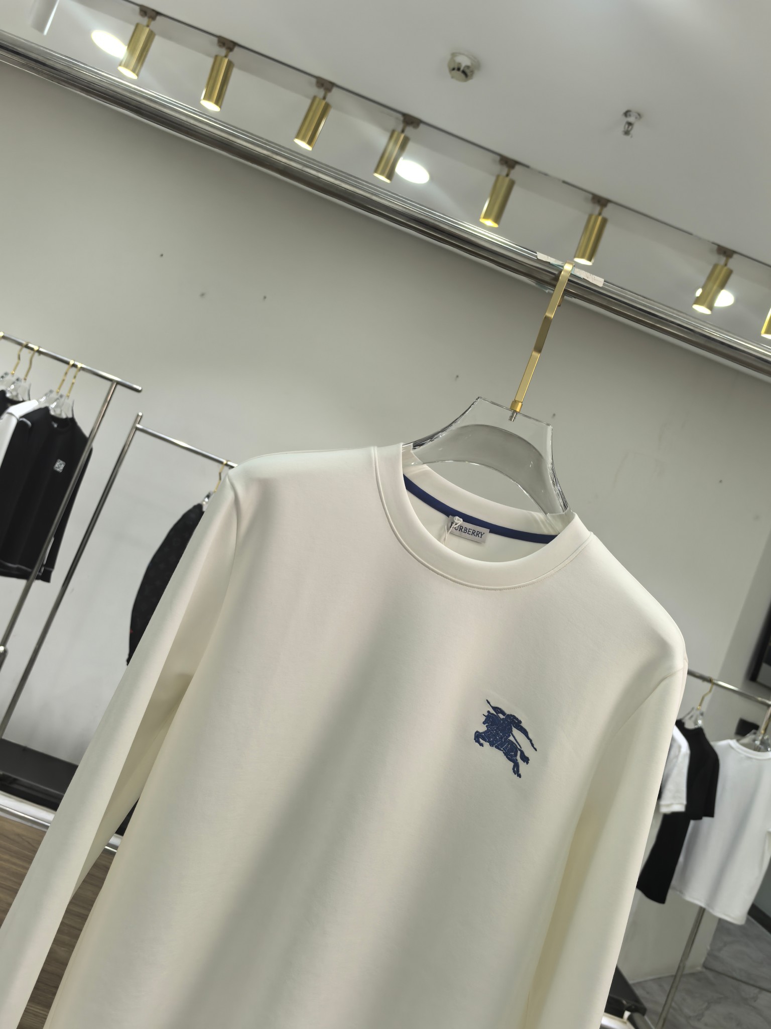 巴宝莉 2025秋冬专柜新款 时尚休闲打底衫长袖T恤，精选进口高密度双面拉架棉面料，精致原版logo打造